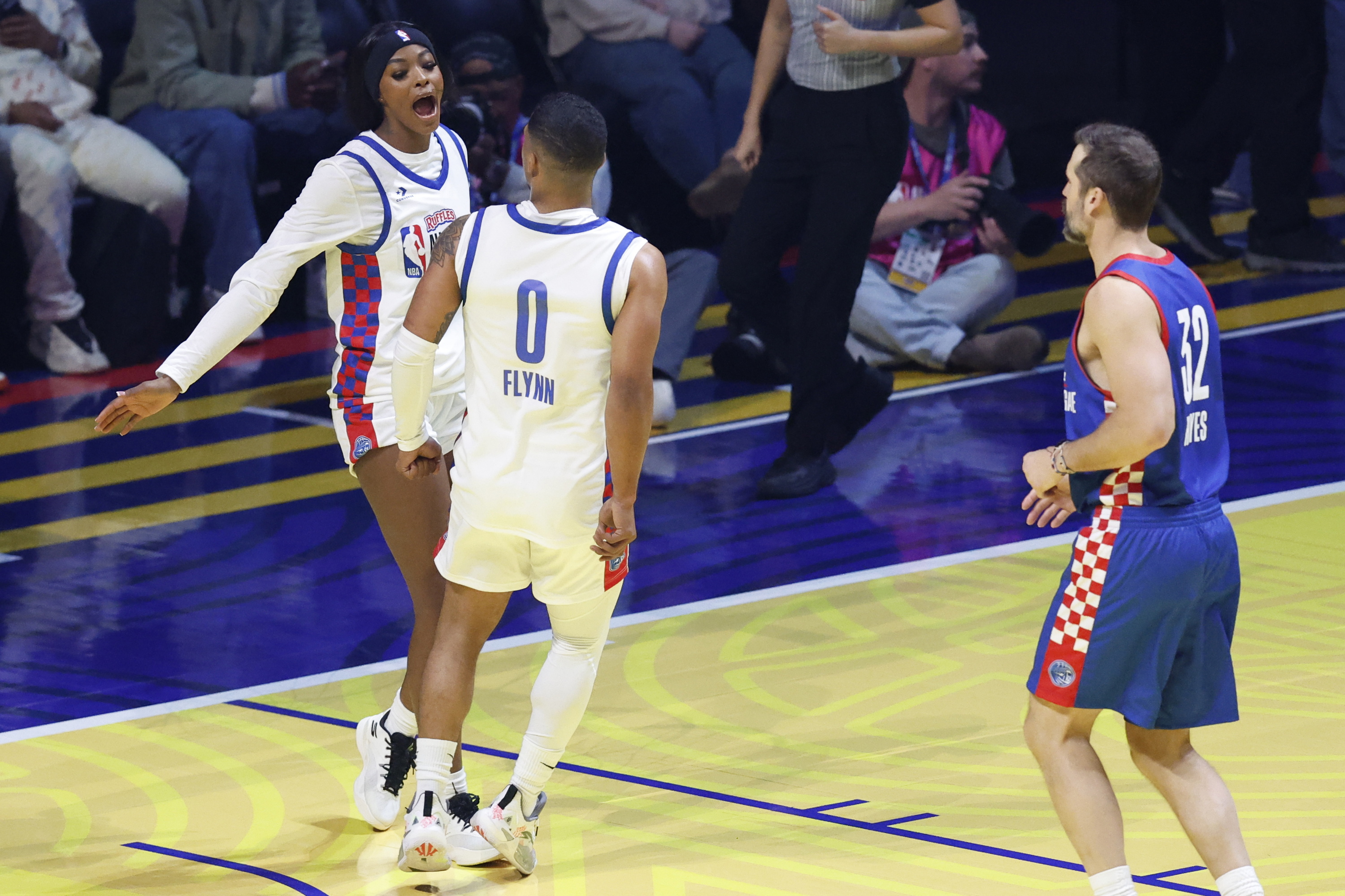 Rickea Jackson WNBAko jokalaria eta Rome Flynn aktorea, AEBetako 'celebrity'-en arteko partida batean. JOHN G. MABANGLO / EFE