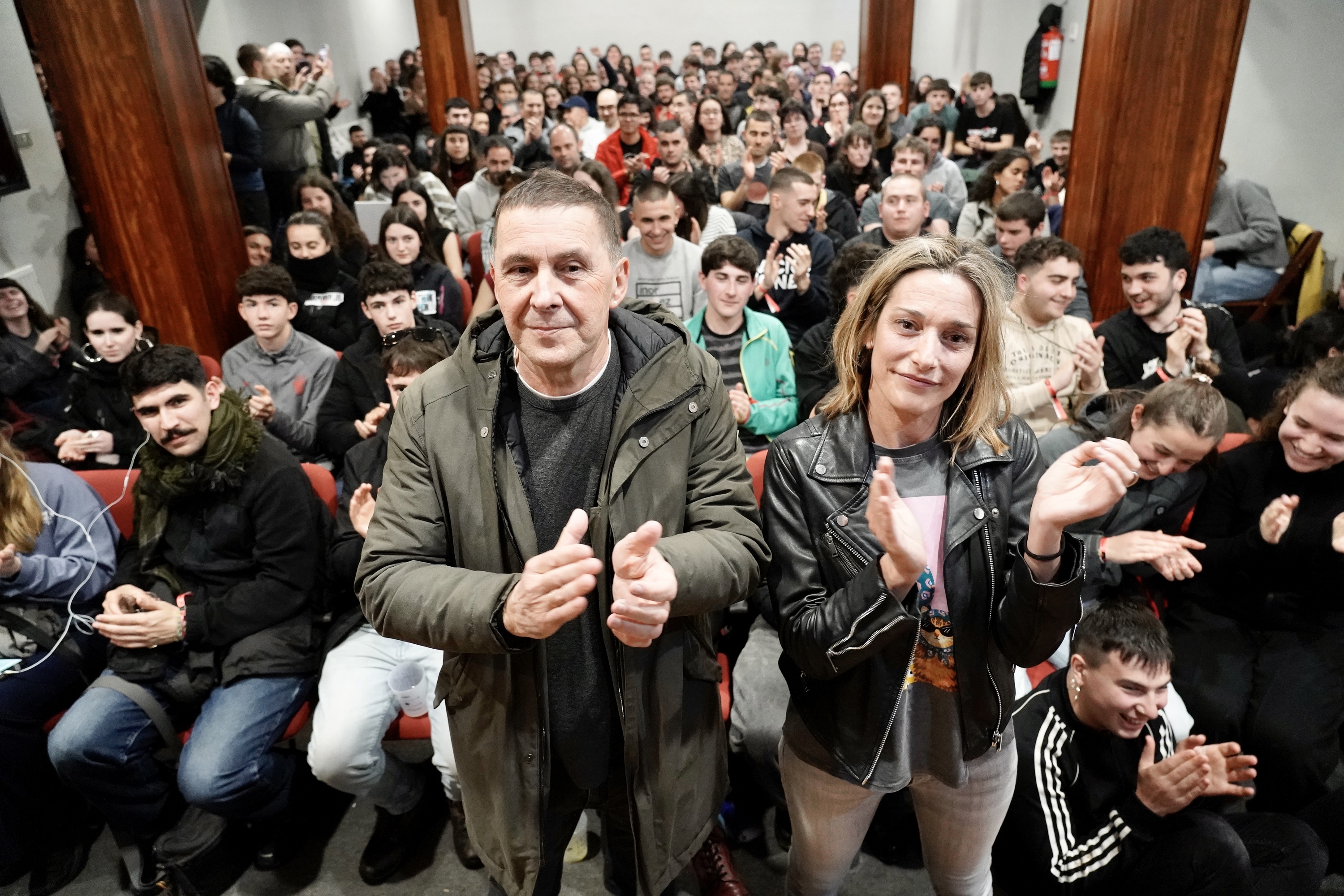 Otegi eta Zabaleta, Abadiñon bildutako gazteei txaloka, gaurko hitzaldiaren hasieran. MARISOL RAMIREZ / FOKU