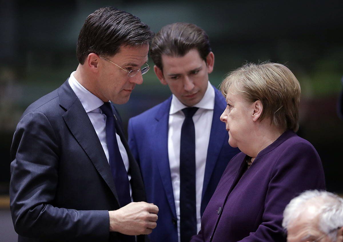 Mark Rutte Herbehereetako lehen ministroa, Sebastian Kurz Austriako kantzilerra eta Angela Merkel Alemaniakoa, Europako Batzordeak otsailean eginiko bileran. OLIVIER HOSLET (EFE)