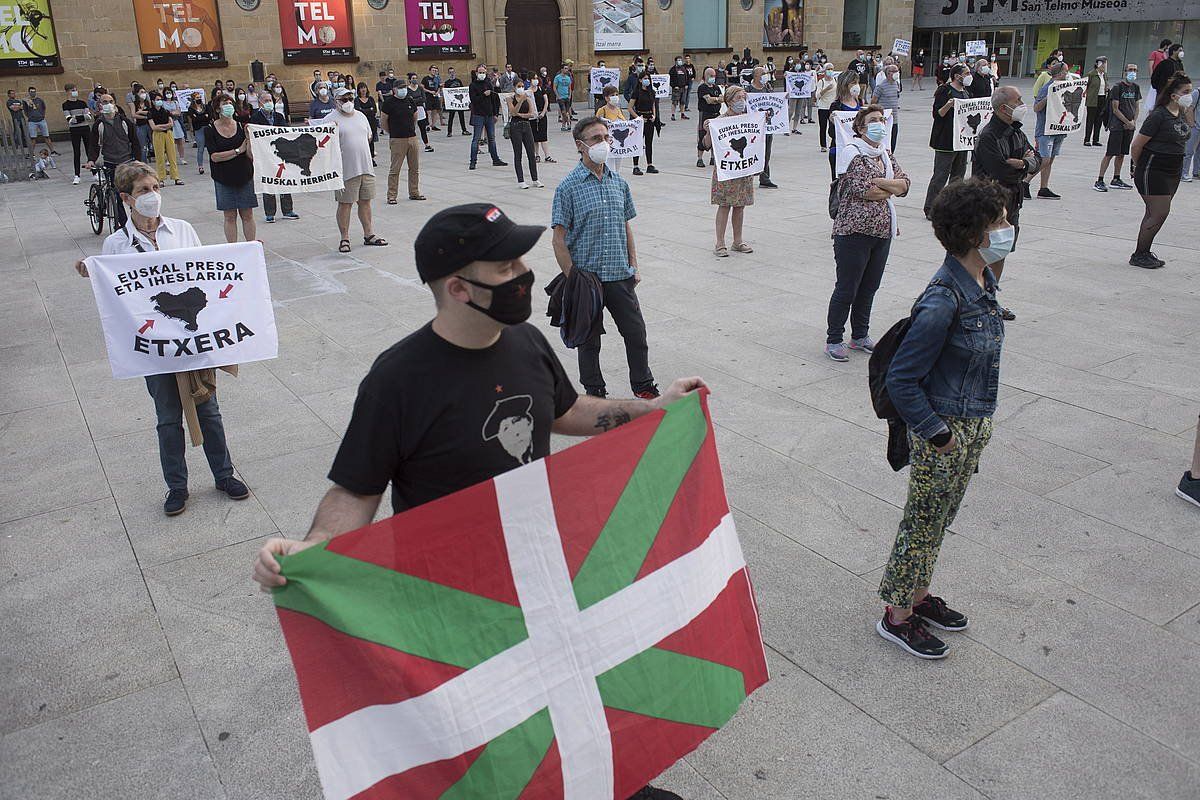 Patxi Ruizen egoera salatzeko elkarretaratze bat, Donostian. JUAN CARLOS RUIZ / FOKU