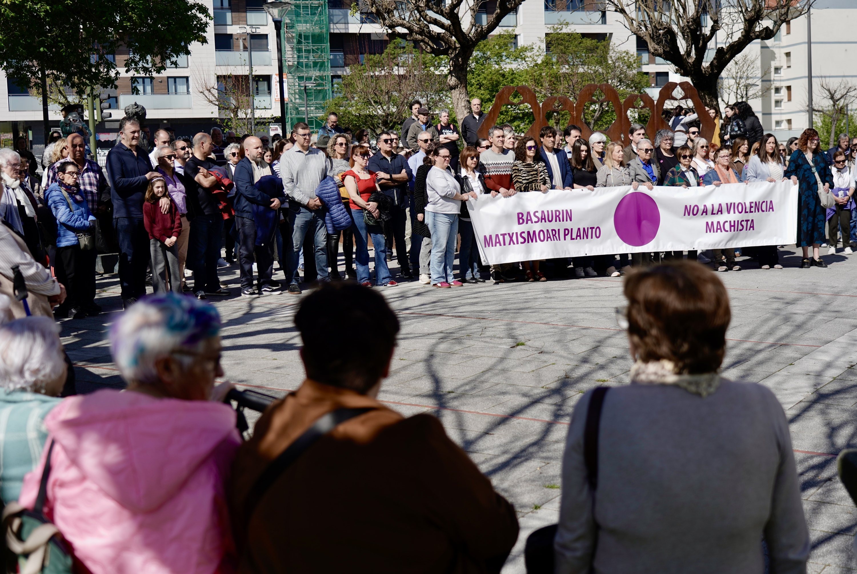 Basauriko Udalak deitutako elkarretaratzea, gaur eguerdian. MARISOL RAMIREZ / FOKU