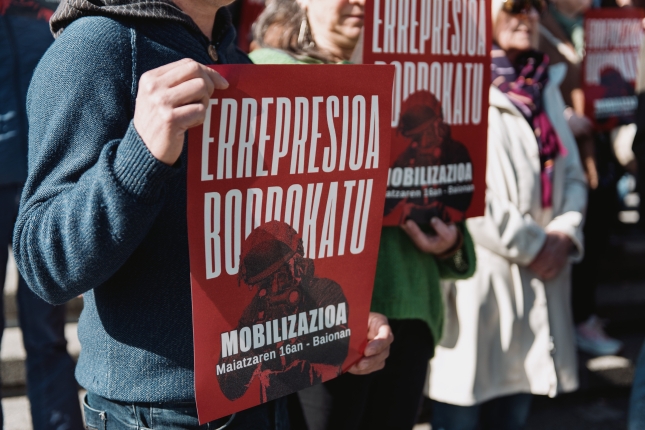 (ID_15958105) (Guillaume Fauveau/EZEZAGUNA) Errepresioaren kontrako prentsaurrekoa, auzitegiaren aitzinean, Baiona, 2026ko apirilar...