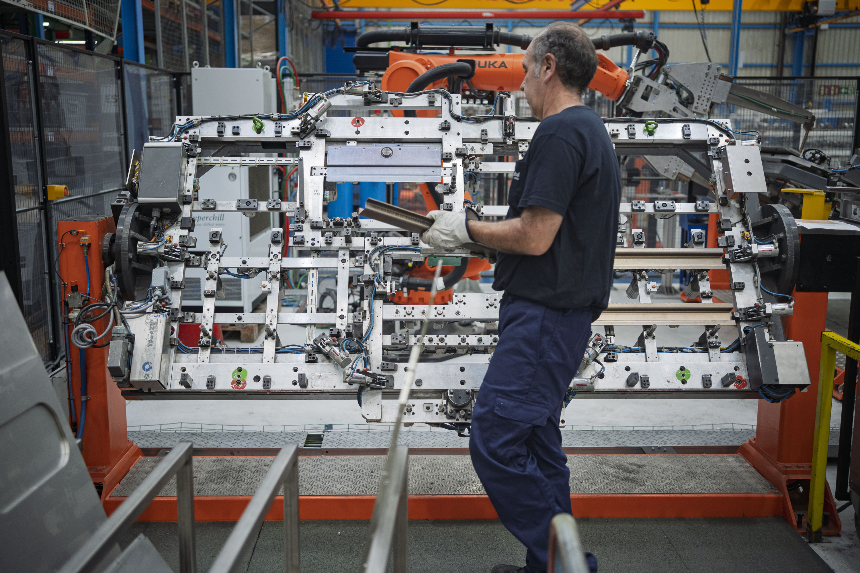 Langile bat Ormazabal enpresan, Igorren. ARITZ LOIOLA / FOKU