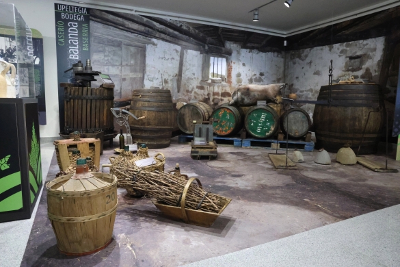 Bakioko Balanda baserriko upategia. Topatu zuten bezala eraman dute Txakolin... izen propioa duen euskal ardoa erakusketara. OSKAR MATXIN EDESA / FOKU Bakioko Balanda baserriko upategia. Topatu zuten bezala eraman dute Txakolin... izen propioa duen euskal ardoa erakusketara. OSKAR MATXIN EDESA / FOKU