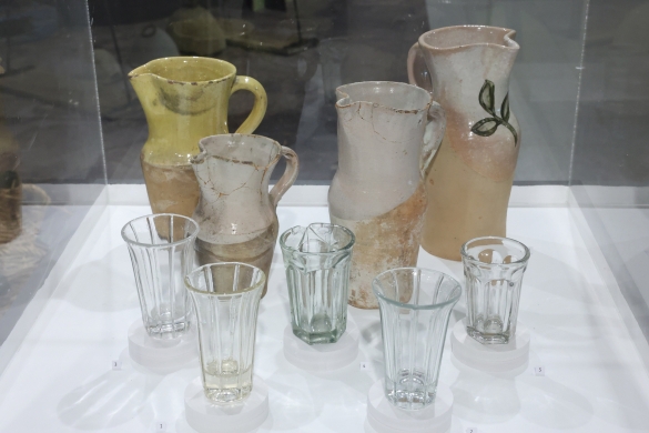 Txakolina zerbitzatzeko erabiltzen zituzten tresnak: pitxerrak eta lanpara txikiak. Bilboko Euskal Museoaren bildumakoak dira. OSKAR MATXIN EDESA / FOKU Txakolina zerbitzatzeko erabiltzen zituzten tresnak: pitxerrak eta lanpara txikiak. Bilboko Euskal Museoaren bildumakoak dira. OSKAR MATXIN EDESA / FOKU