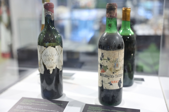 XX. mendeko txakolin botilak, beteta. OSKAR MATXIN EDESA / FOKU XX. mendeko txakolin botilak, beteta. OSKAR MATXIN EDESA / FOKU