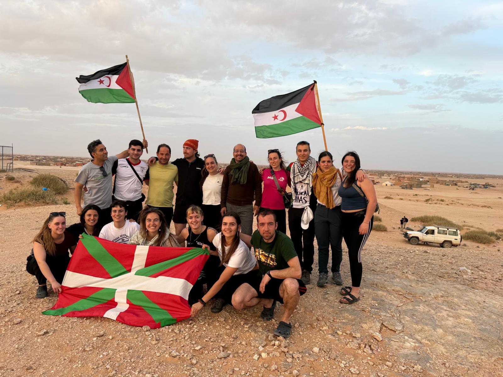 Euskal Herriko herri mugimenduetako hainbat kide, Saharako errefuxiatuen kanpalekuetan. SAHARAKO BRIGADA