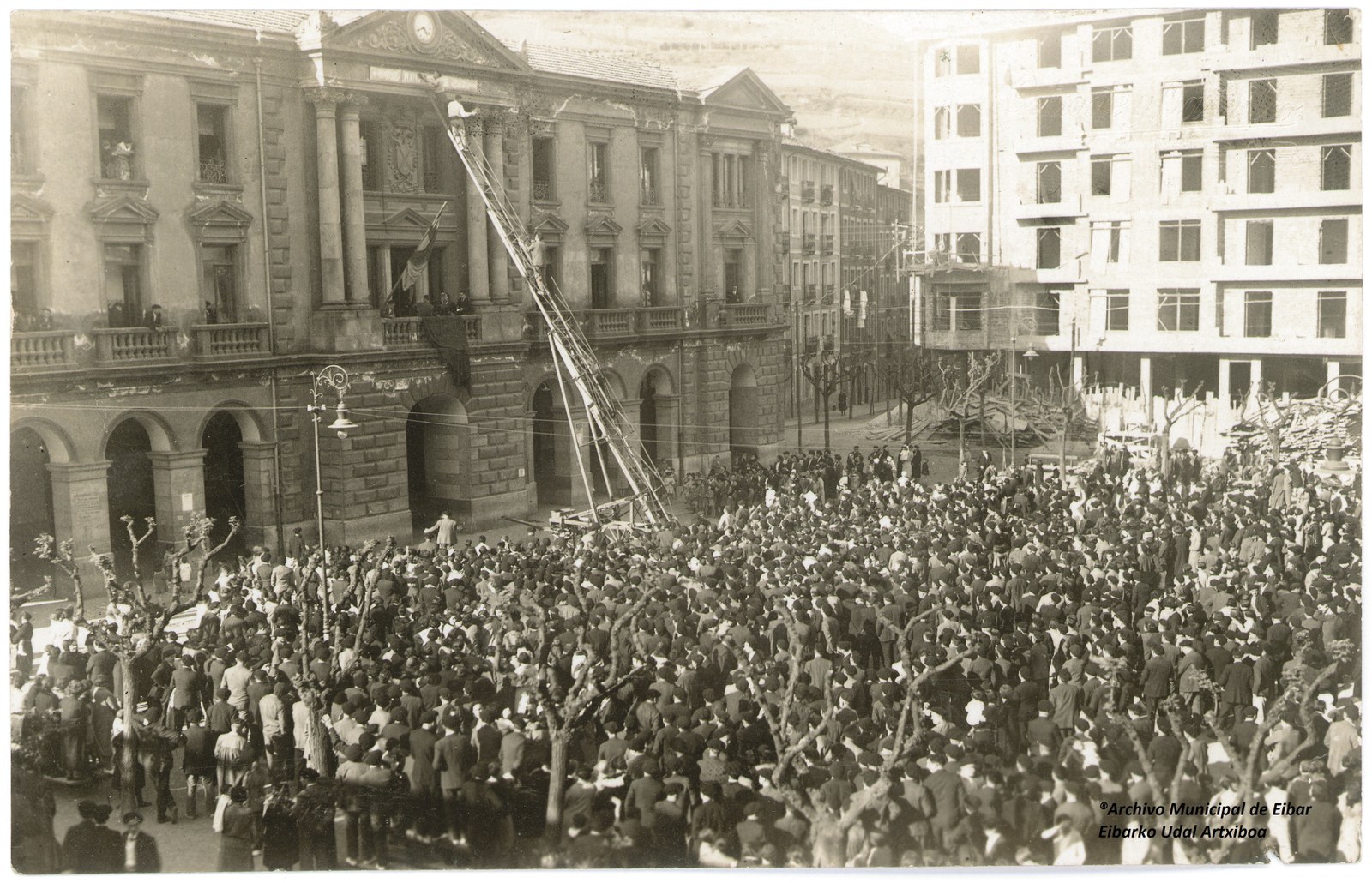 Eibarko Udaletxea eta plaza, 1931ko apirilaren 14an. EIBARKO UDALAK UTZITAKO IRUDIA.