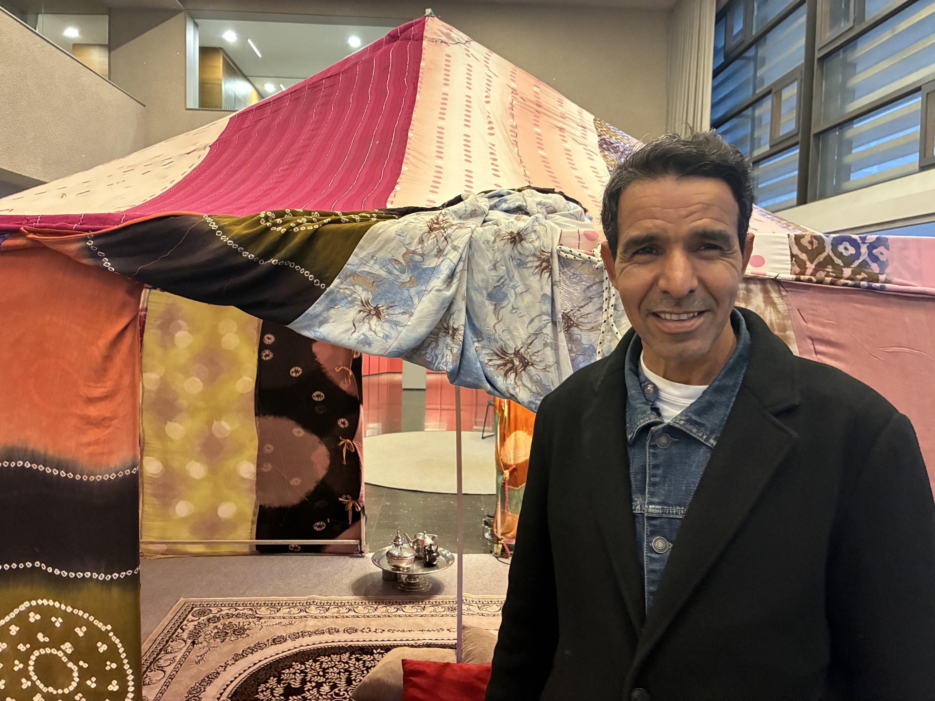 Larbi Lehbib artista sahararra Iruñeko Civicanen. KRISTINA BERASAIN TRISTAN