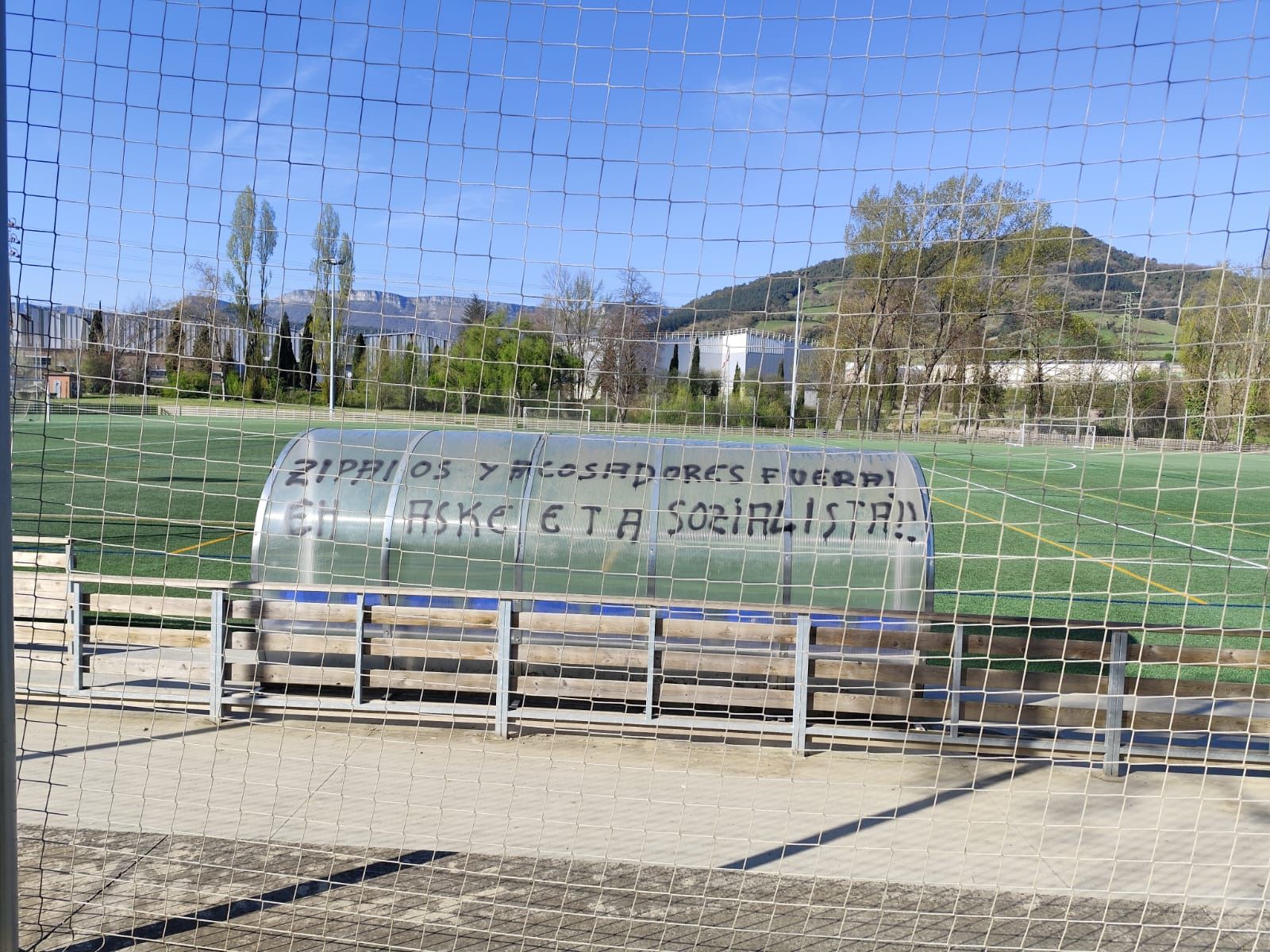 Amurrioko futbol zelaian agertu dira Ertzaintzaren aurkako pintaketak. AMURRIOKO UDALA