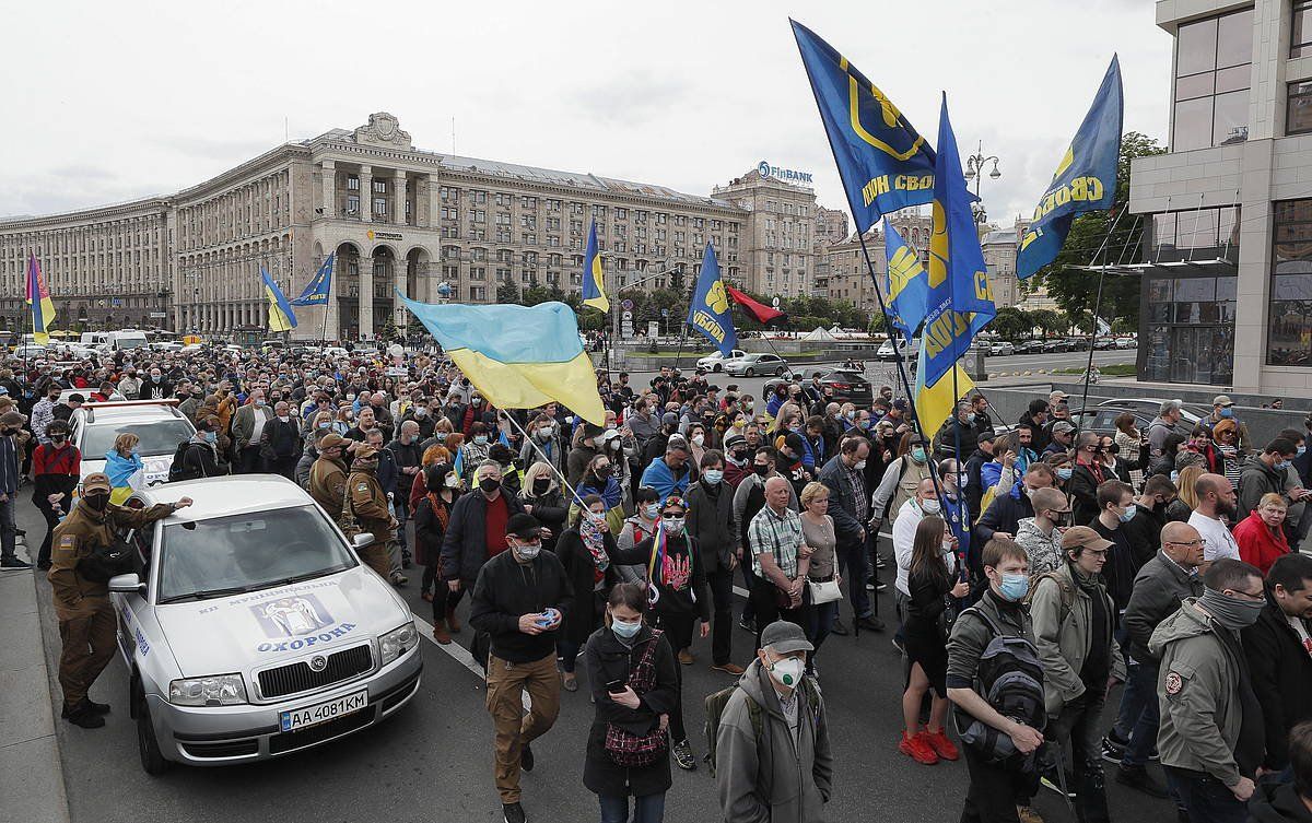 Zelenski presidentearen aurkako protestabat Kieven. Donbasseko gatazka amaitu ez izana egozten diote. SERGEY DOLZHENKO EFE