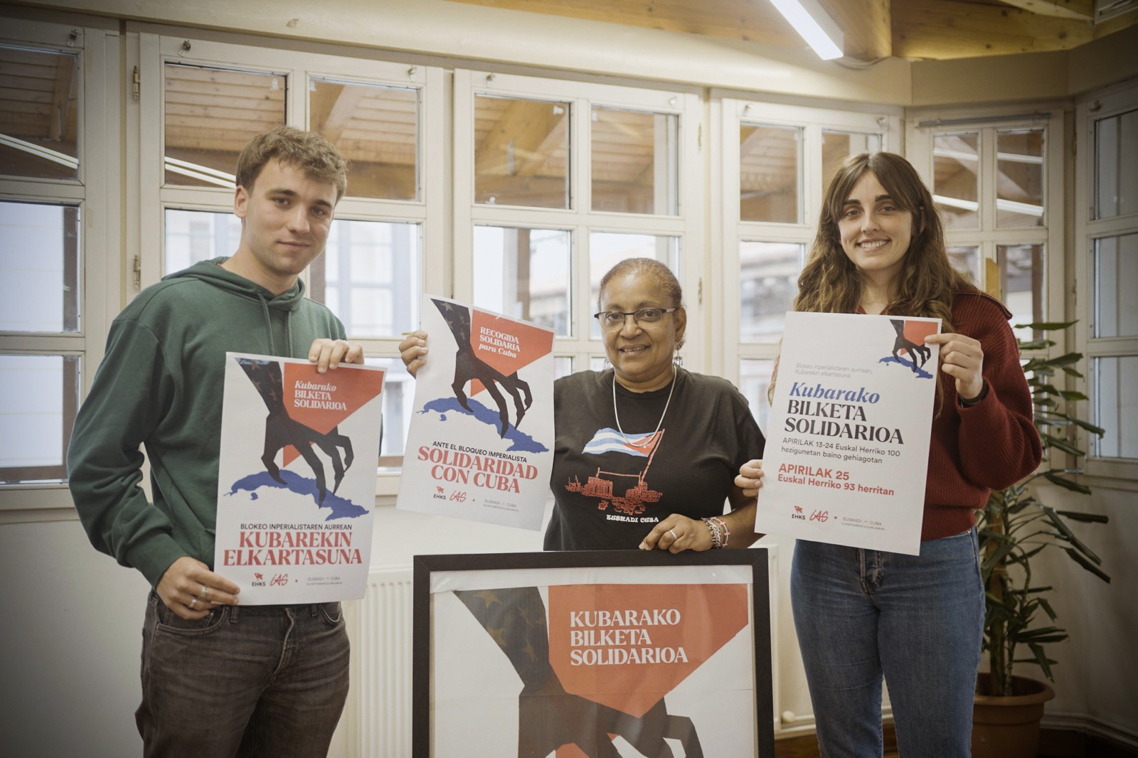 EHKSko, IASko eta Euskadi-Kuba elkarteko kideak Kubarako produktuak batzeko kanpaina aurkezten Bilbon. EHKS