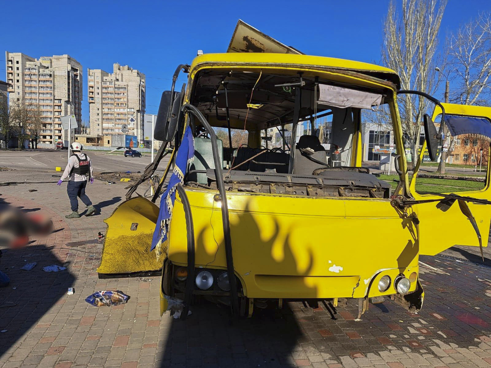 Errusiako droneek Nikopol hirian bonbardatutako autobusa, gaur. EFE