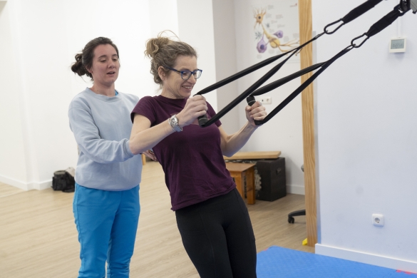 Kattalin Armendariz fisioterapeuta eta Beatriz Urrizola Nafarroako EM Esklerosi Anizkoitza elkarteko kidea, elkartearen Antsoaingo egoitzan. IÑIGO URIZ / FOKU