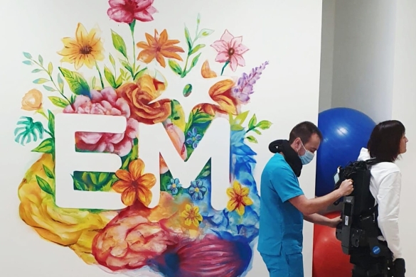 Nafarroako EM Esklerosi Anizkoitza elkarteko fisioterapeuta bat, exoeskeletoa erabiltzen ari den kide bat laguntzen. NAFARROAKO EM ESKLEROSI ANIZKOITZA ELKARTEA