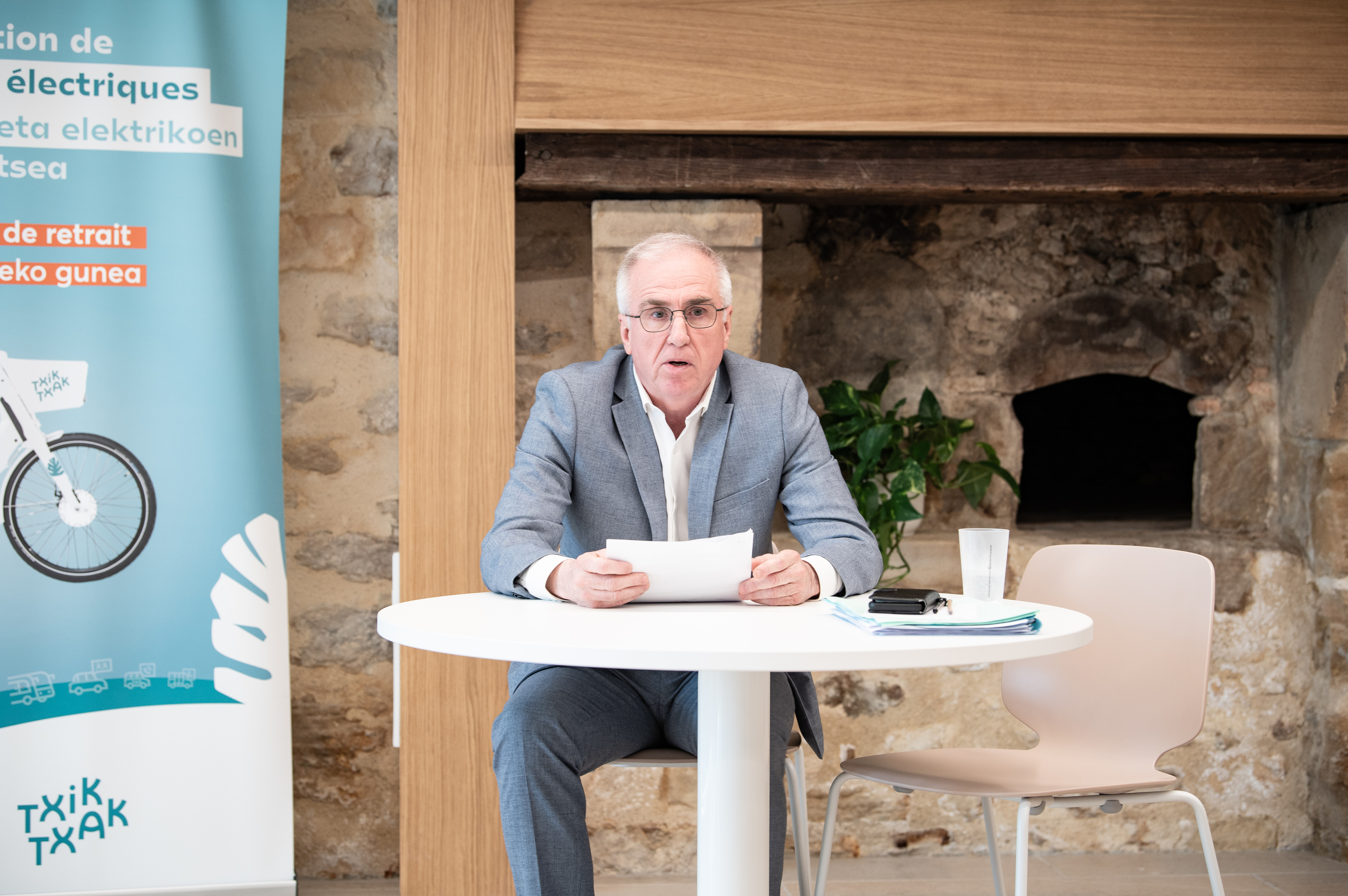 Alain Iriart Euskal Elkargoko lehendakaritzarako hautagaitza aurkezten, gaur goizean, Hiriburuko mediatekan. PATXI BELTZAIZ