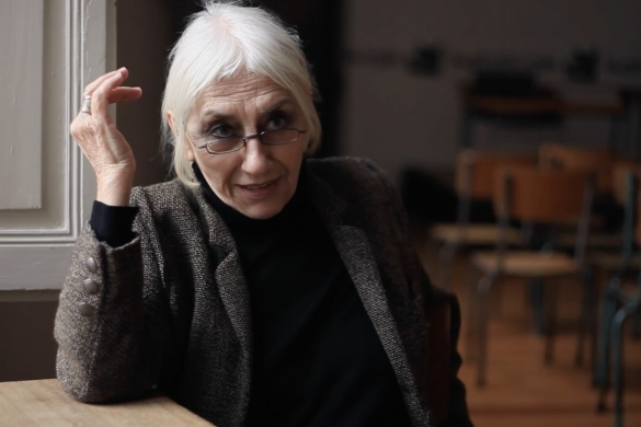 Mirentxu Loiarte, Iratxe Fresnedaren 'Irritziaren oihartzunak' filmeko irudi batean, hizketan. 