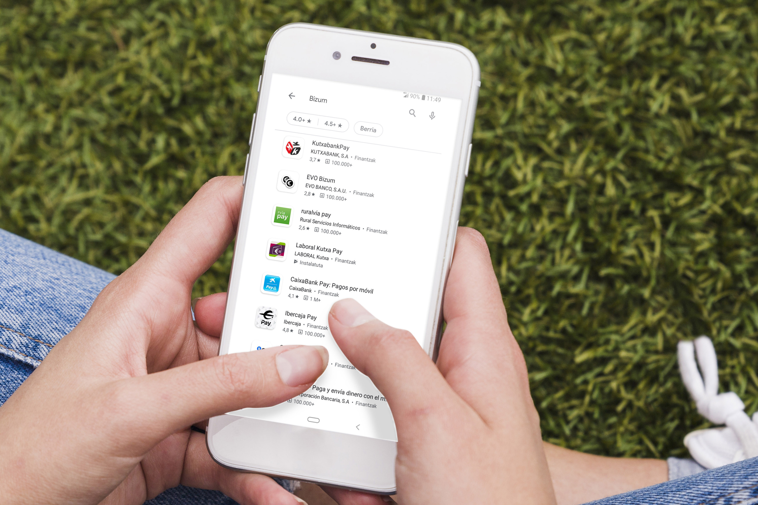 Bankuen Bizum aplikazioak, telefono batean. BERRIA