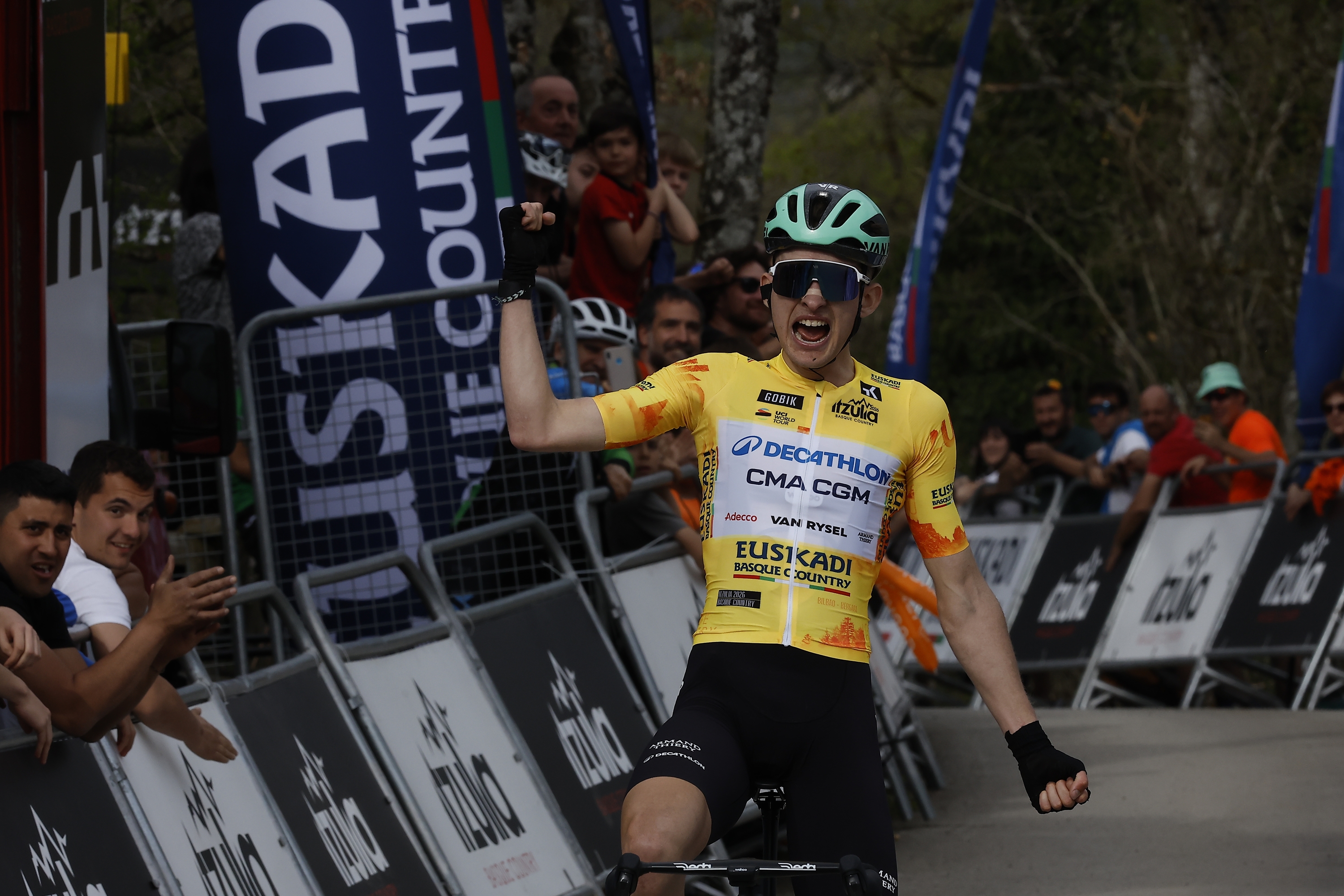 Paul Seixas etapa garaipena ospatzen, gaur, Mendukiloko helmugan. VILLAR LOPEZ / EFE