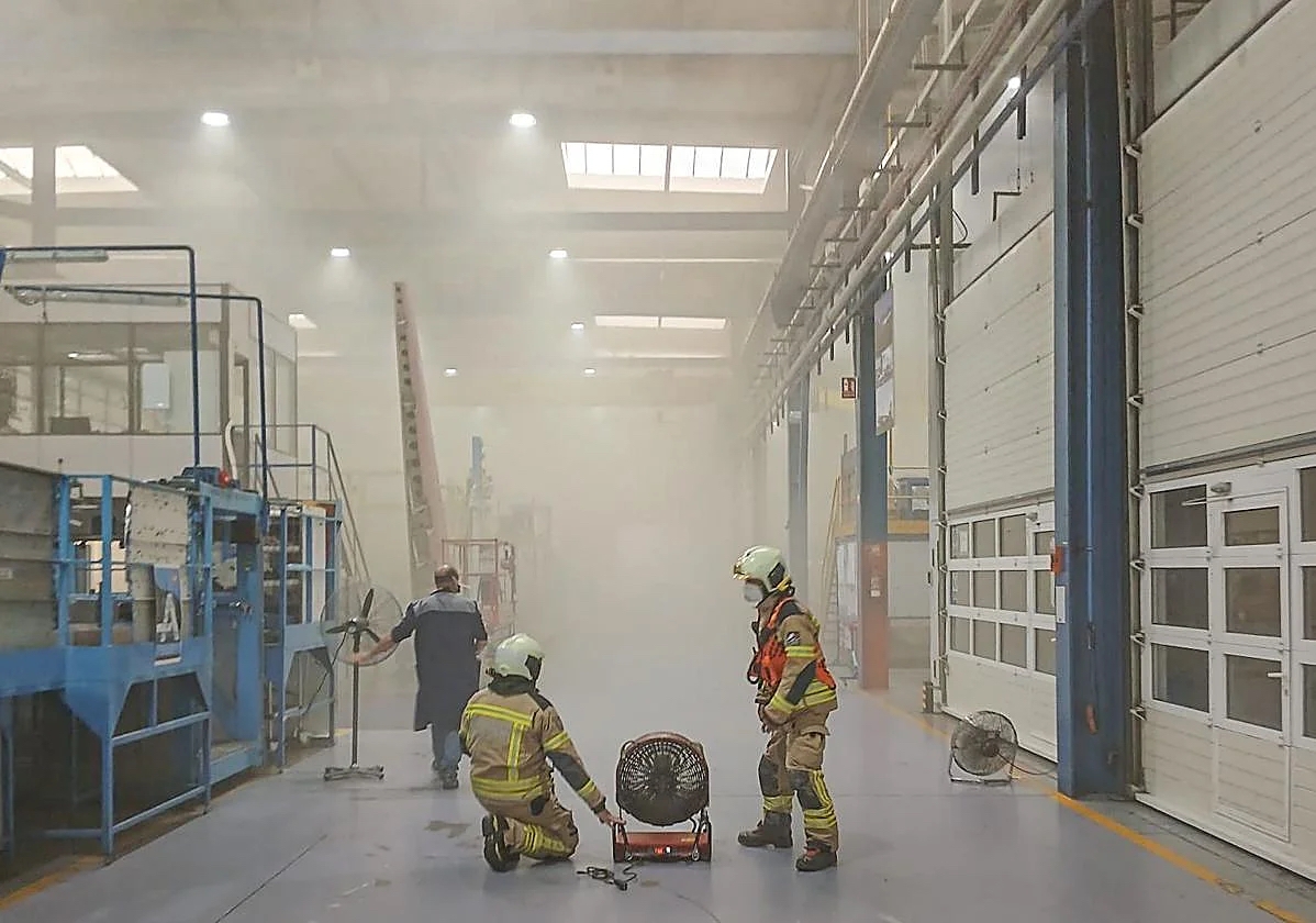 Suhiltzaileak lantegia aireztatzen, arratsalde honetan. ARABAKO SUHILTZAILEAK