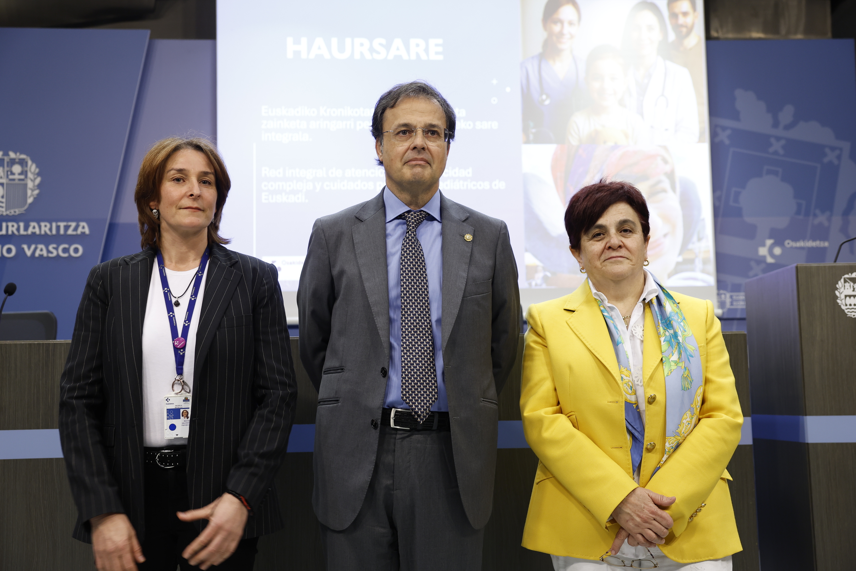 Iratxe Salcedo Osakidetzako Pediatria arduraduna, Alberto Martinez Eusko Jaurlaritzako Osasun sailburua eta Lore Bilbao Osakidetzako zuzendari nagusia, gaurko aurkezpenean. MIGUEL TOÑA / EFE