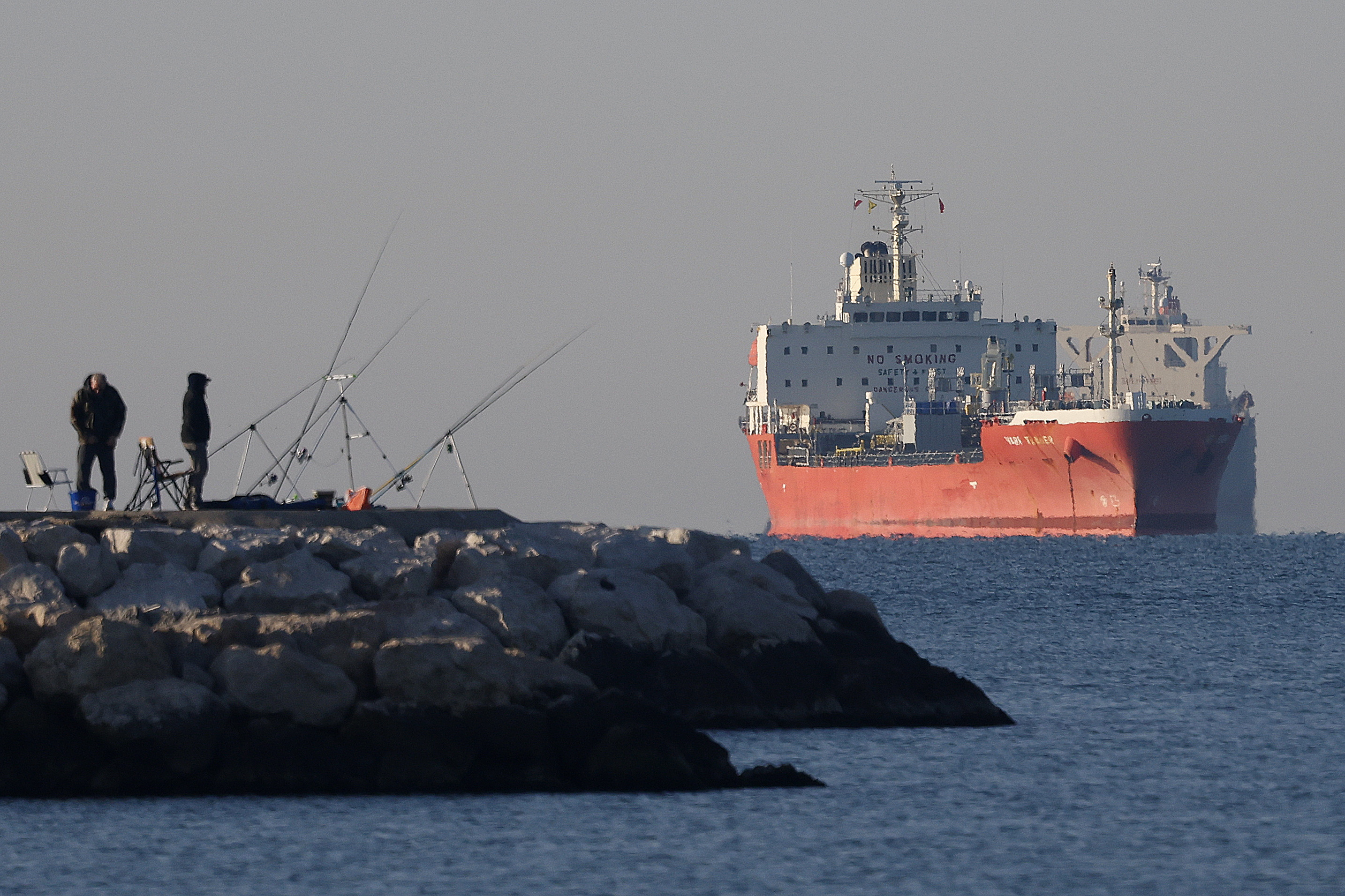 Petroliontzi bat Fos sur Mer-eko portura iristen, Frantziako Mediterraneoan. GUILLAUME HORCAJUELO / EFE