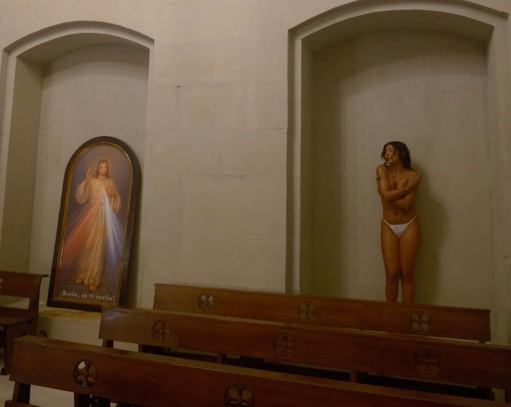 Tokischa raperoa Donostiako Andre Mariaren basikilan. TOKISCHA