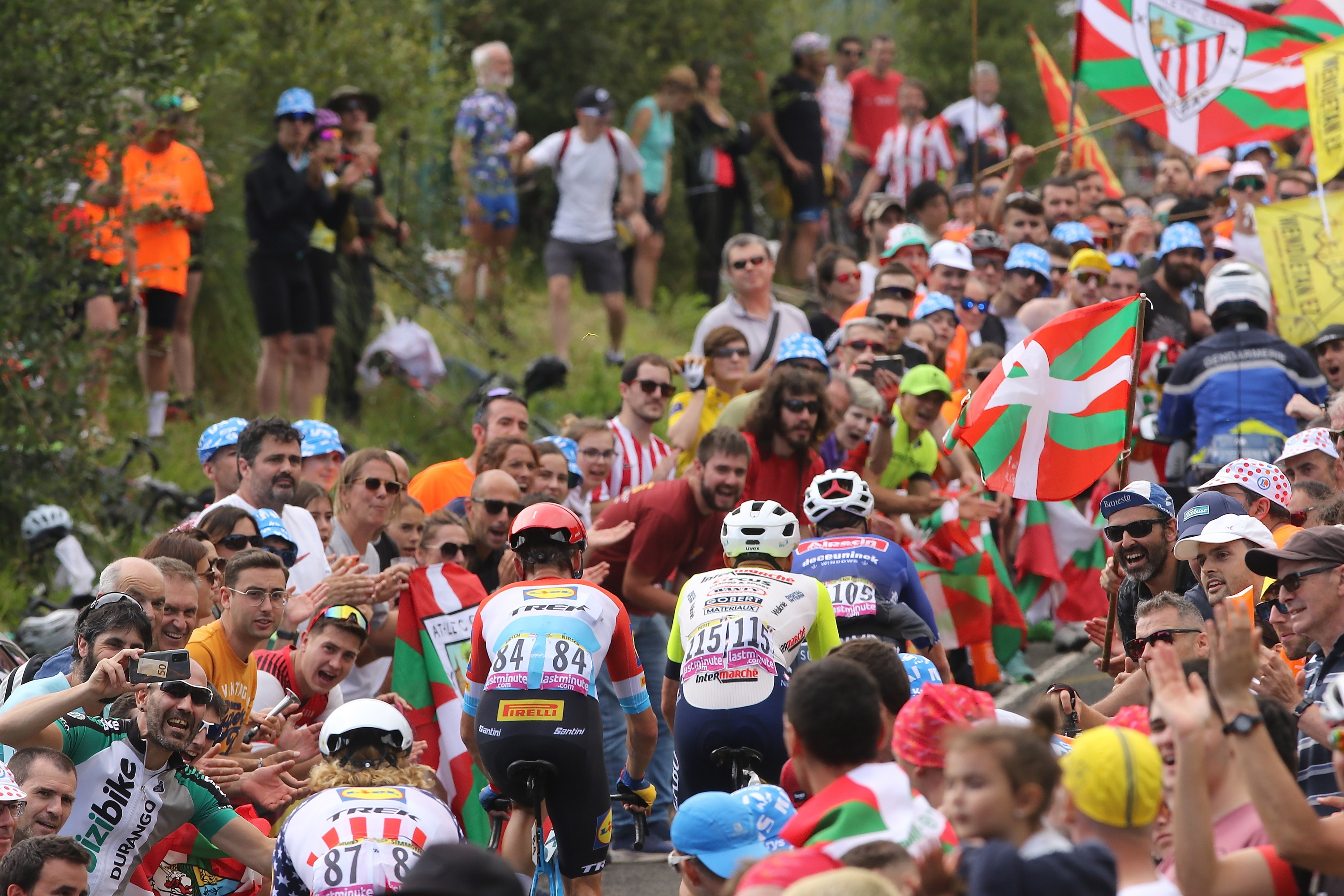 Txirrindulariak Gangurenen gora, 2023ko Frantziako Tourrean. OSKAR MATXIN EDESA / FOKU