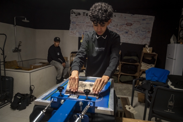 Etiketa beltza arropa marka