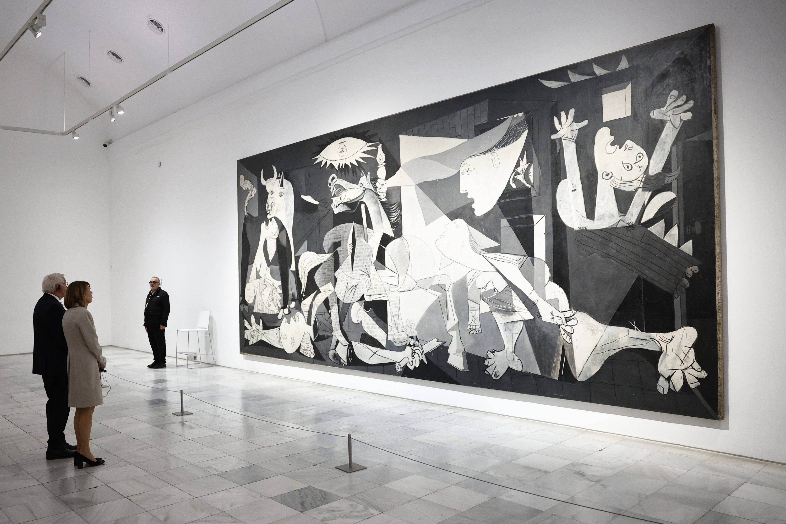 Alemaniako presidente Frank-Walter Steinmeier eta haren emazte Elke Büdenbender 'Gernika'-ren aurrean. RODRIGO JIMENEZ / EFE