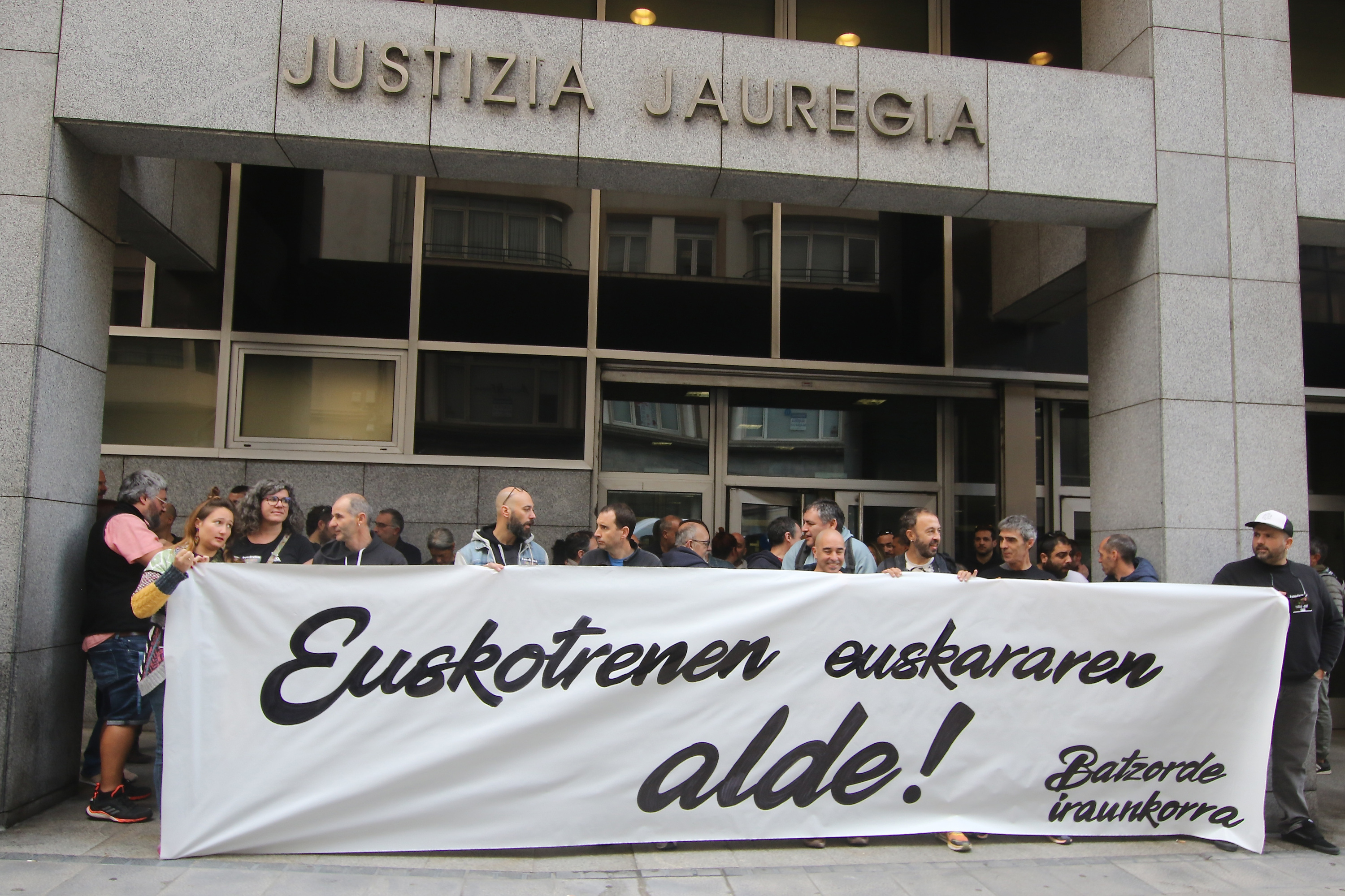 Euskotreneko langileak UGTk ezarritako helegitearen kontra protestan, artxiboko irudi batean. OSKAR MATXIN EDESA / FOKU