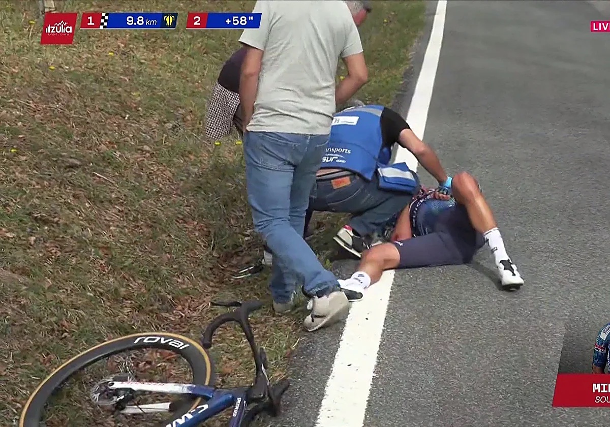 Mikel Landa, lurrean, erorikoa izan eta gero. BERRIA