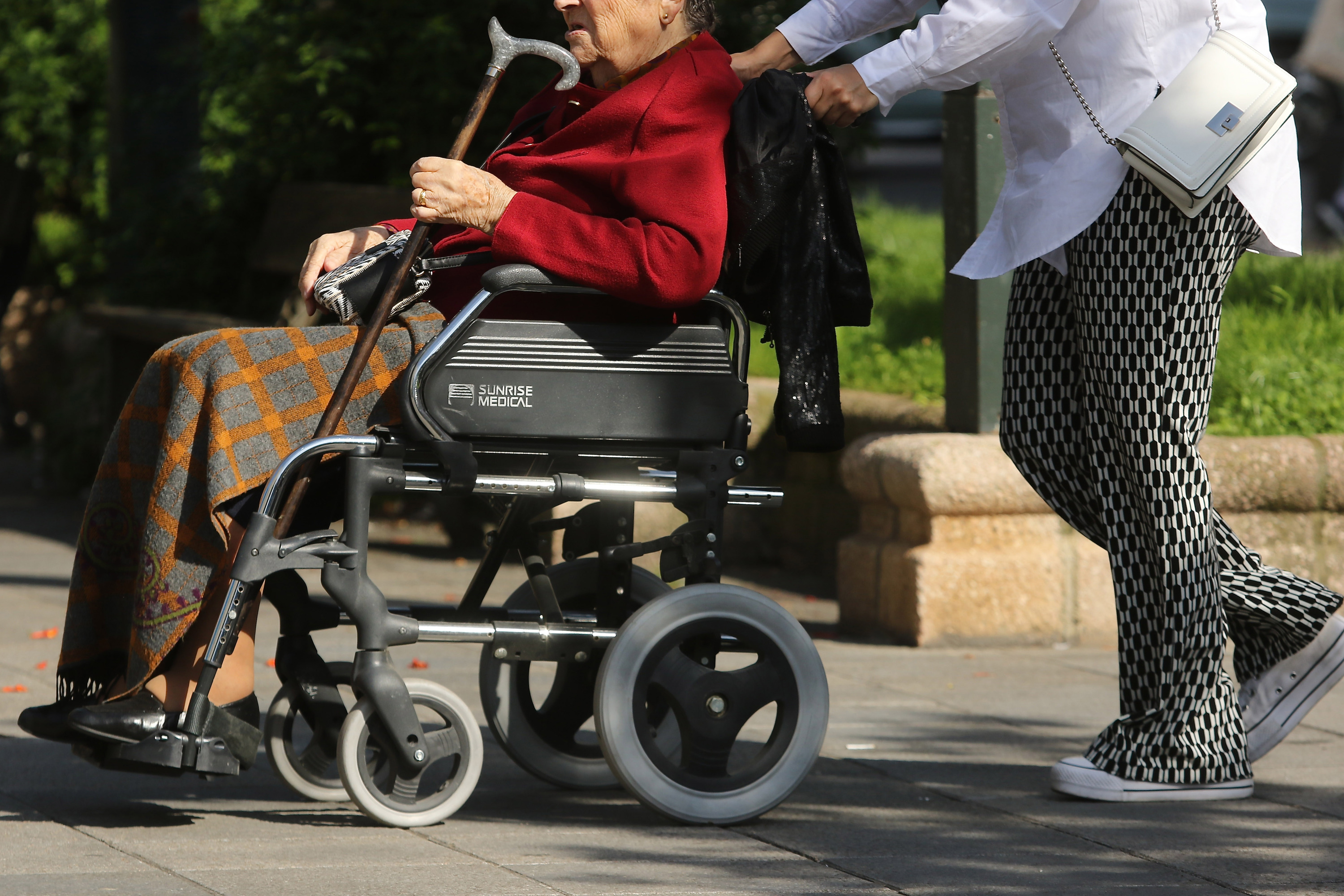 Adineko bat eta haren zaintzailea, Bilbon, artxiboko irudi batean. OSKAR MATXIN EDESA / FOKU