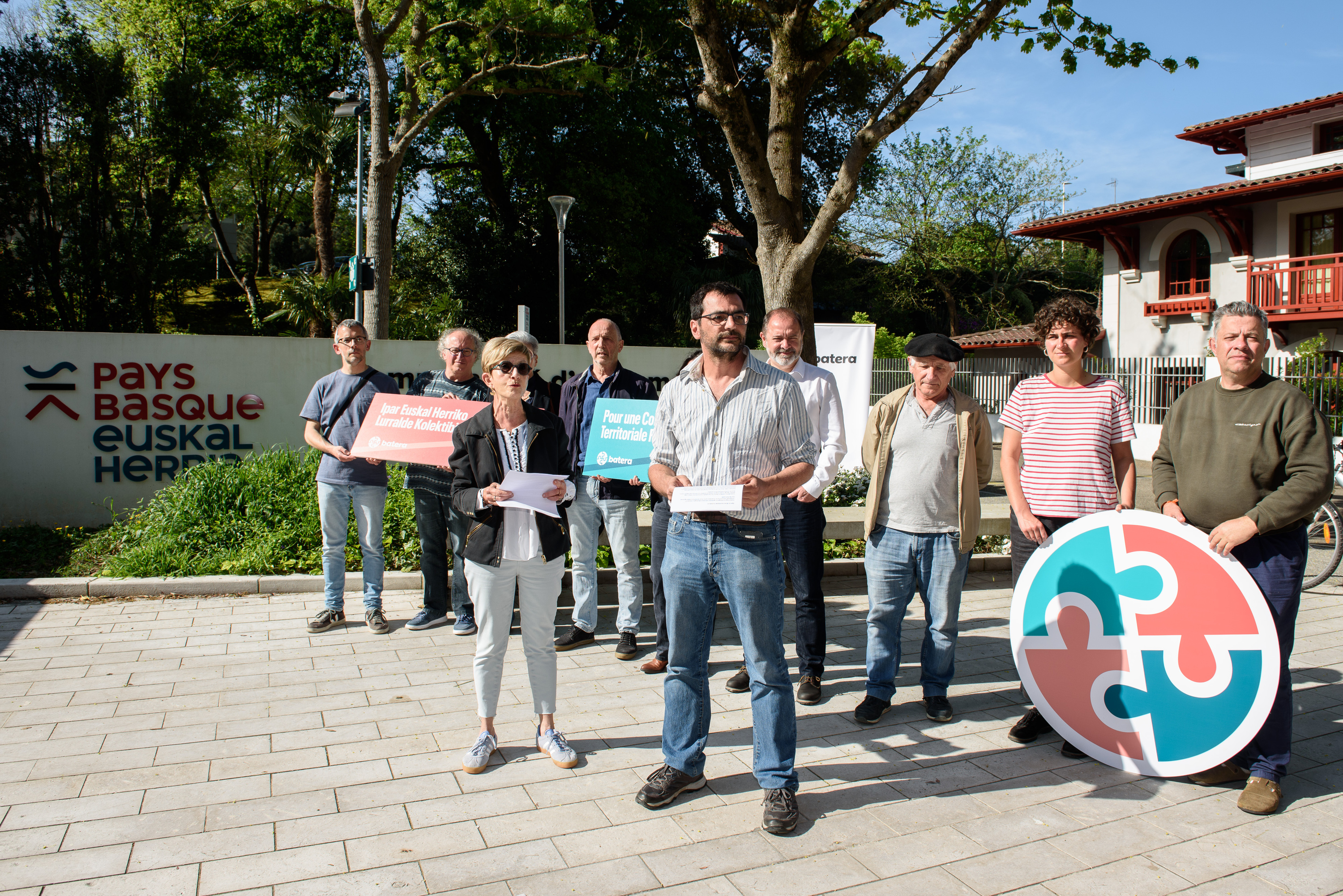 Batera plataformako kideak prentsaurrekoa ematen, gaur goizean, Euskal Hirigune Elkargoaren egoitzaren aitzinean. GUILLAUME FAUVEAU