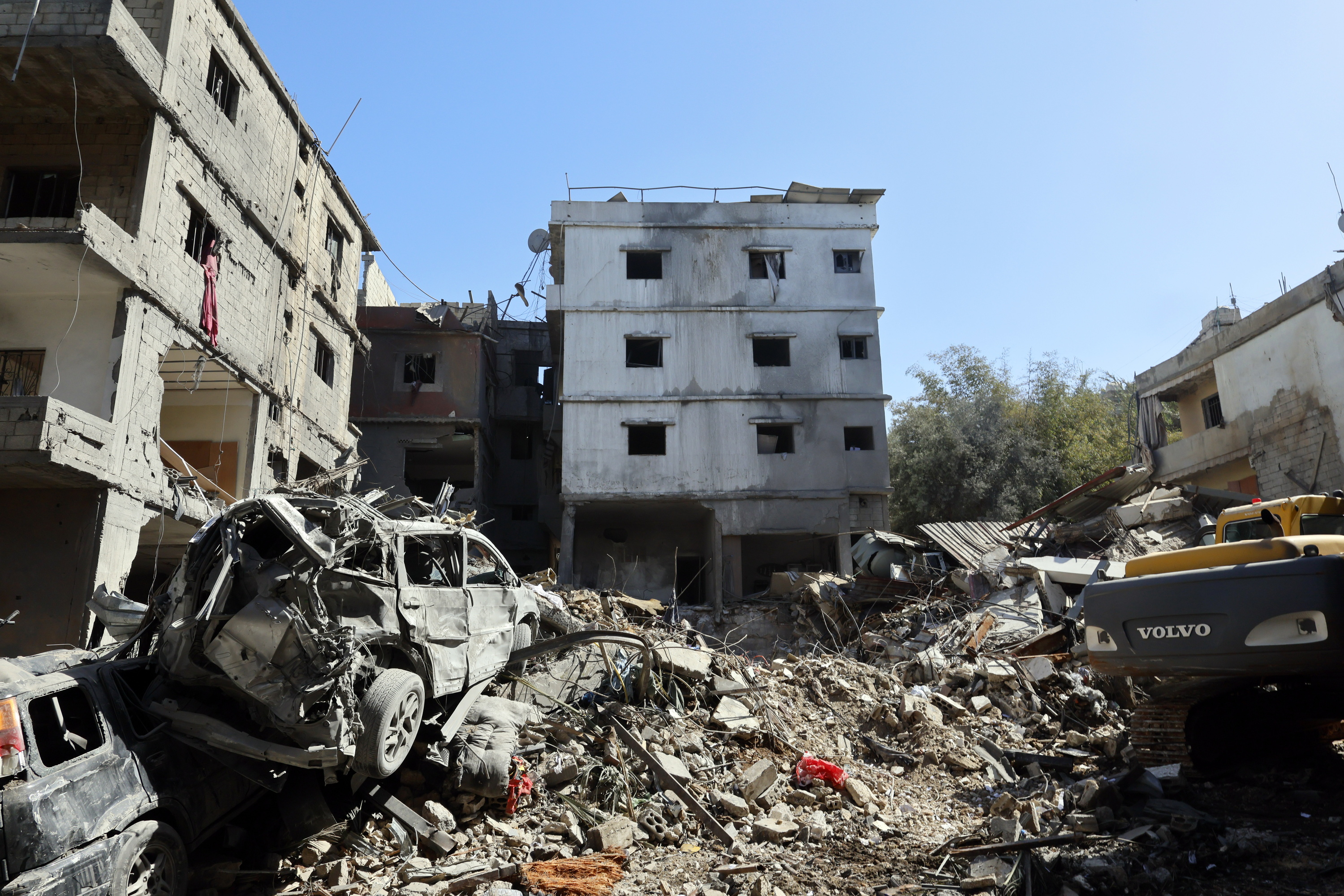 Israelek suntsitutako eraikinak eta autoak, astelehenean, Beiruten. WAEL HAMZEH / EFE