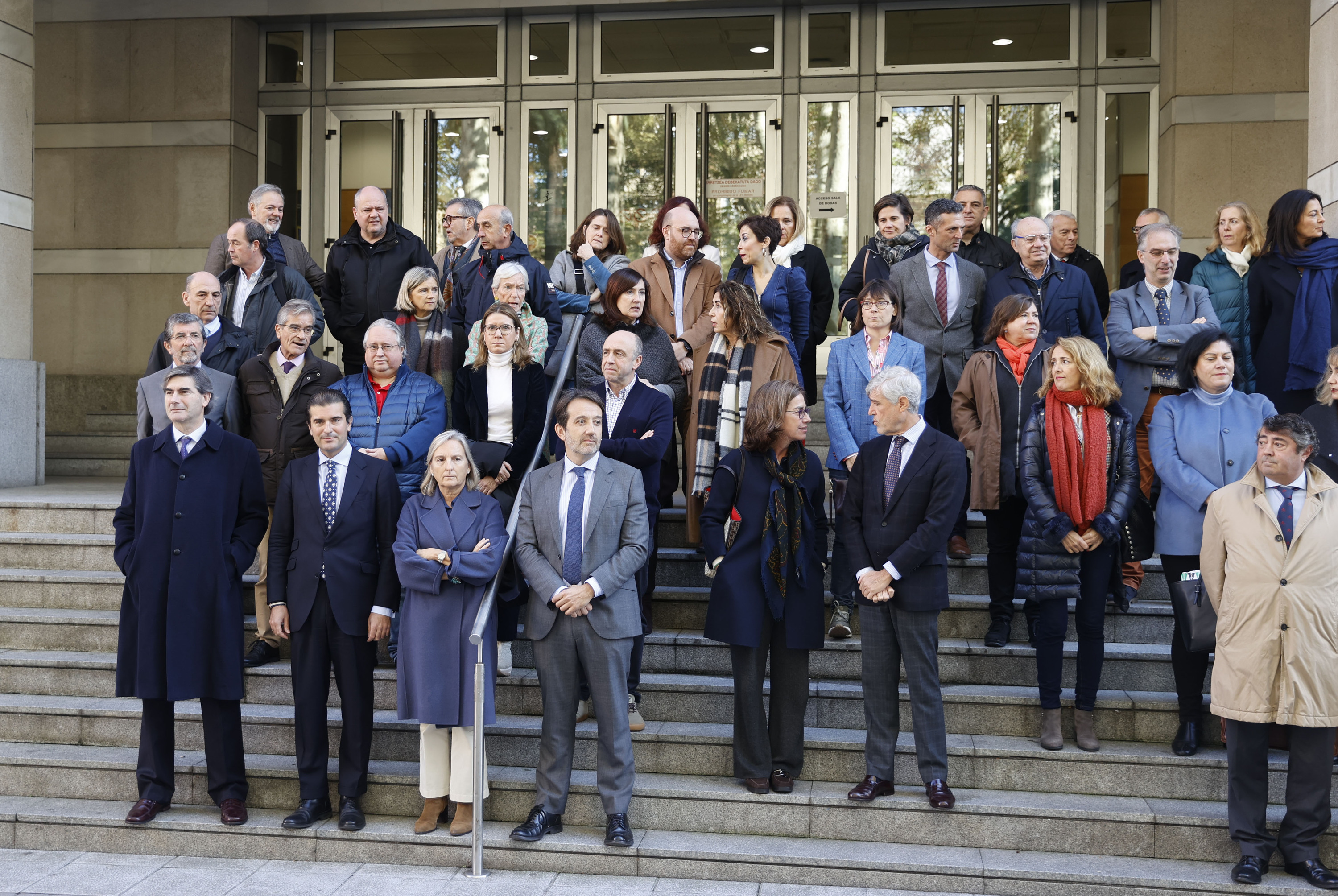 Aner Uriarte, laugarrena ezkerretik, Amnistia Legearen kontrako protesta batean. LUIS TEJIDO / EFE