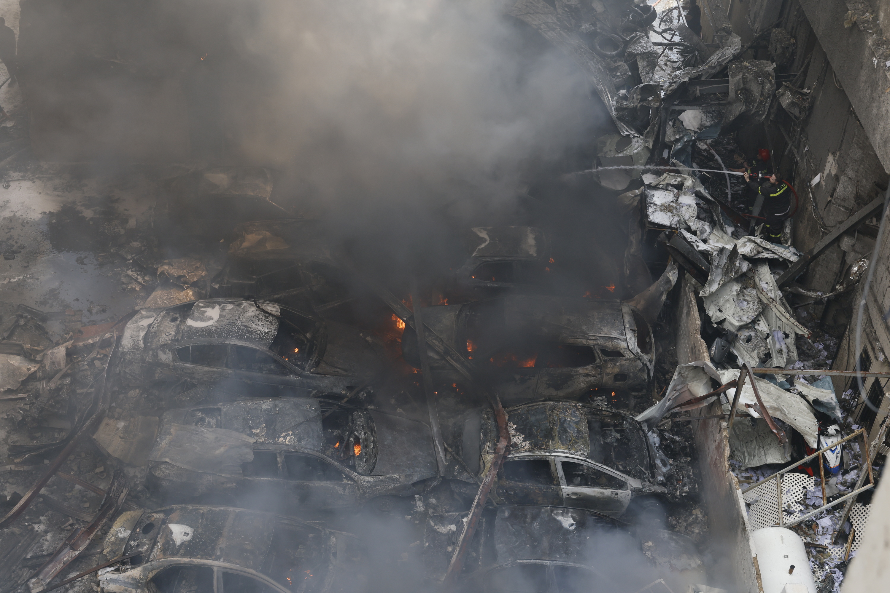 Israelek suntsitutako zenbait auto, gaur, Beiruten. WAEL HAMZEH / EFE