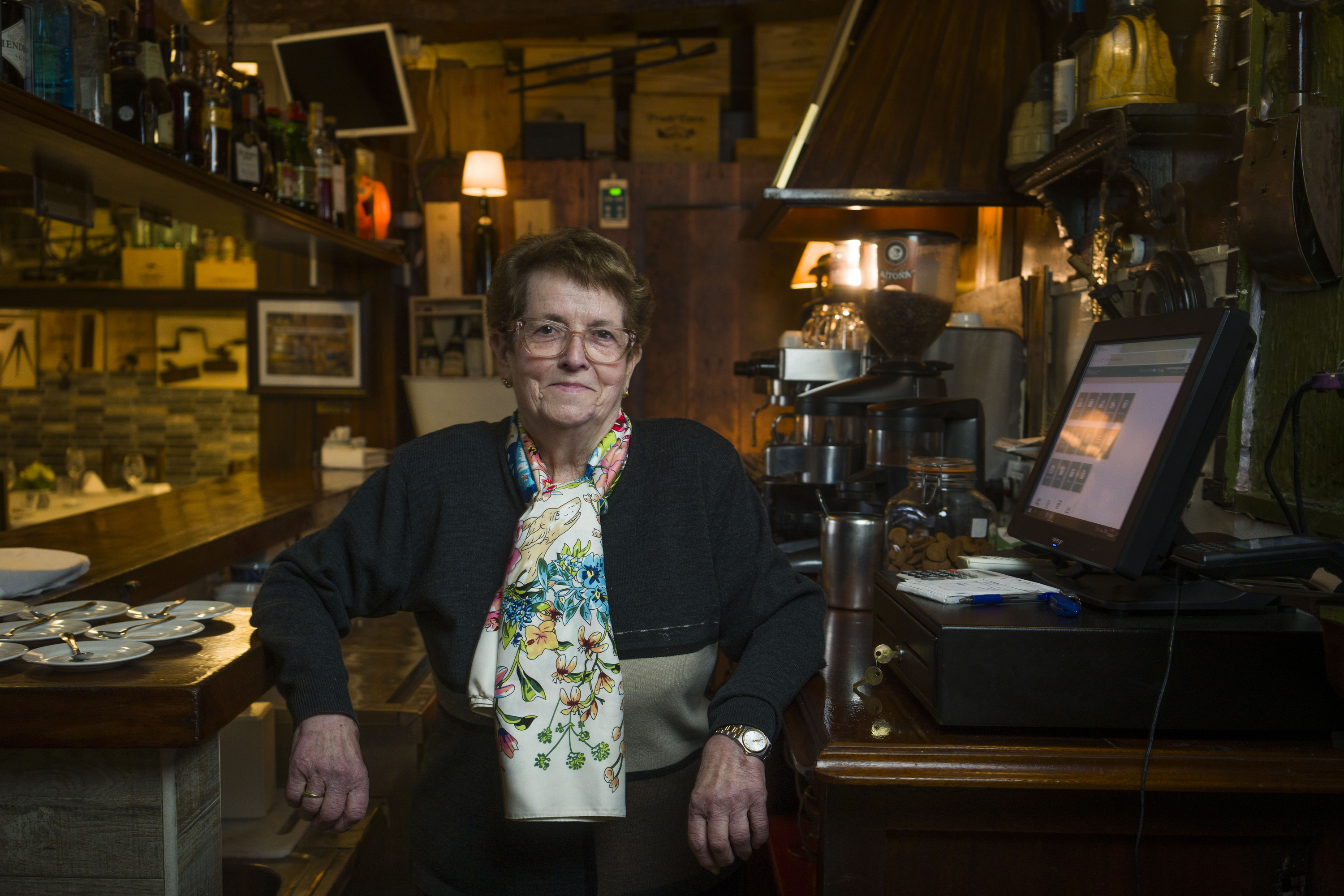 Miren Etxeberria, Iraeta jatetxeko barran. JON URBE / FOKU