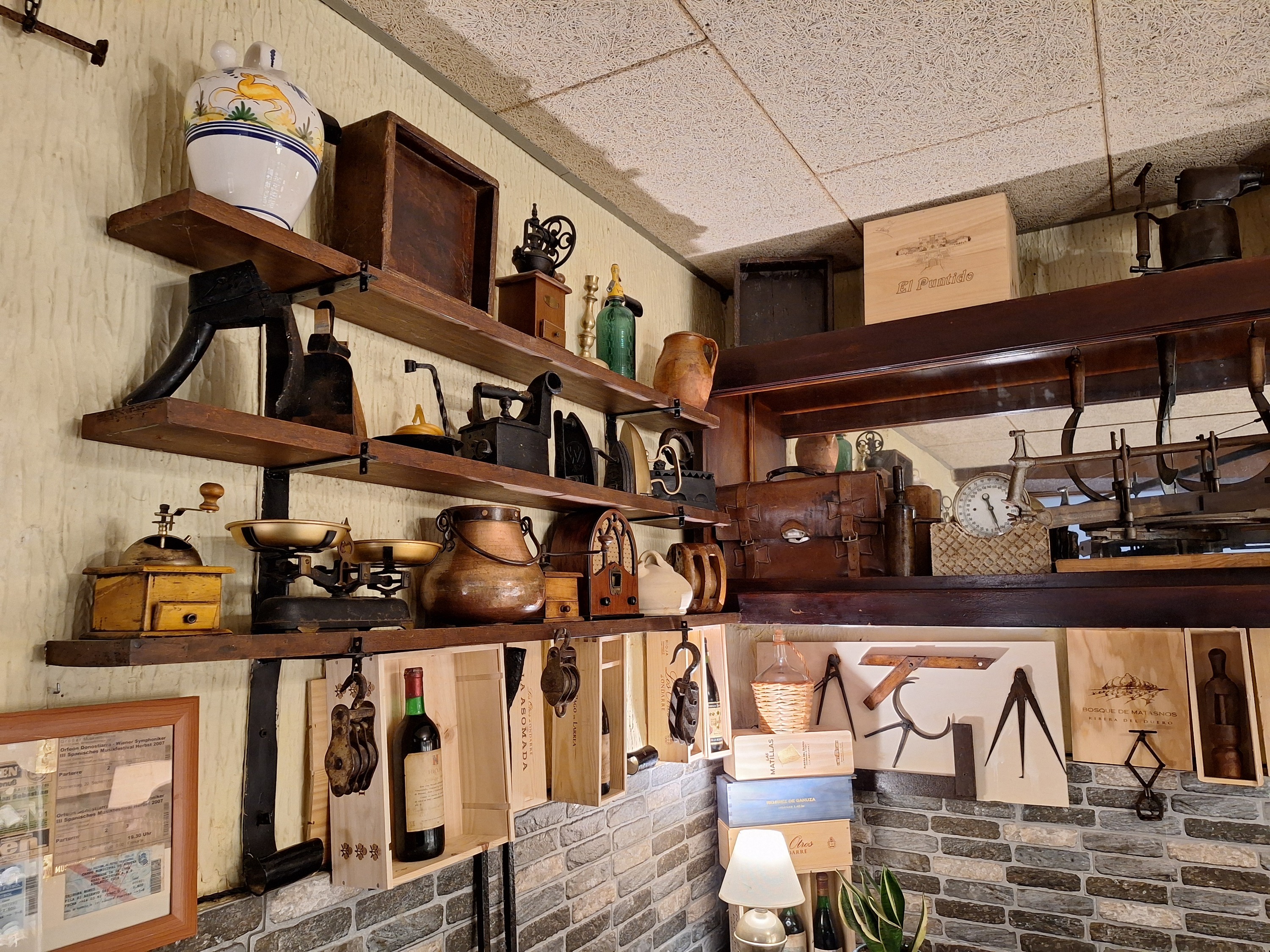 Miren Etxeberriak bildutako antigoaleko gauzak. MIKEL ELKOROBEREZIBAR BELOKI