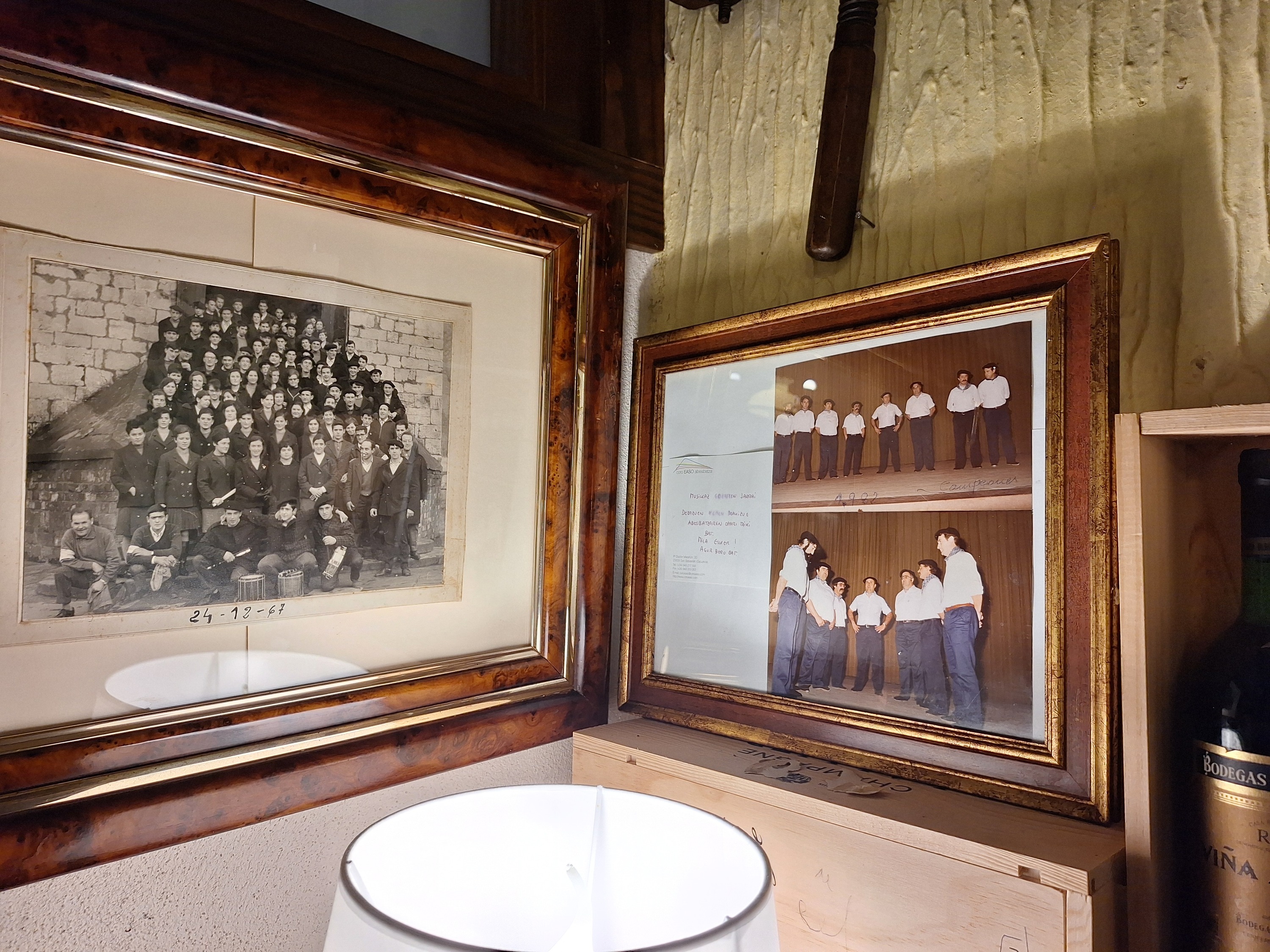 Eskuineko argazkian dago Etxeberriaren senarra zena, Xanti Goikoetxea. MIKEL ELKOROBEREZIBAR BELOKI