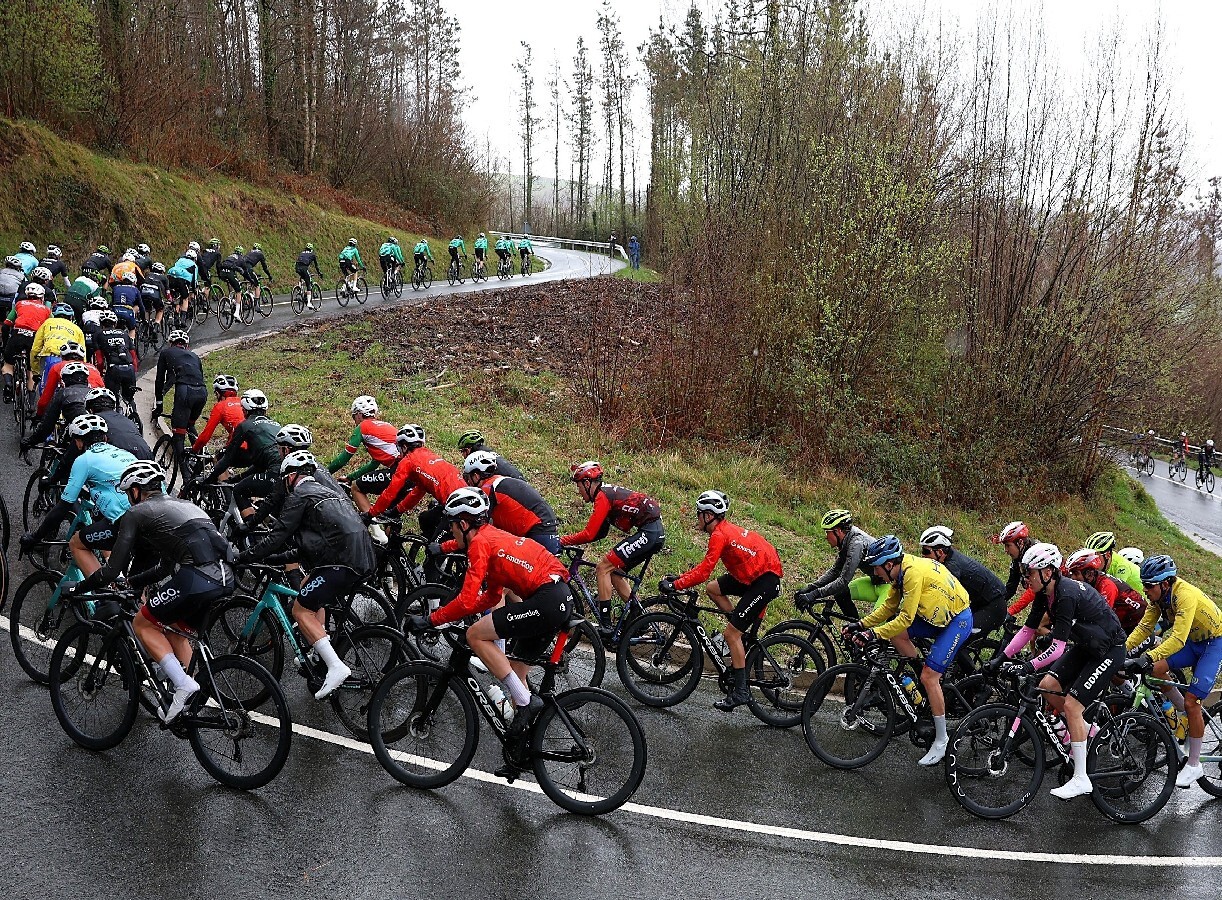 Txirrindulariak Gorlako Igoera lasterketan, martxoan. YON SUINAGA / BIZI KLIK