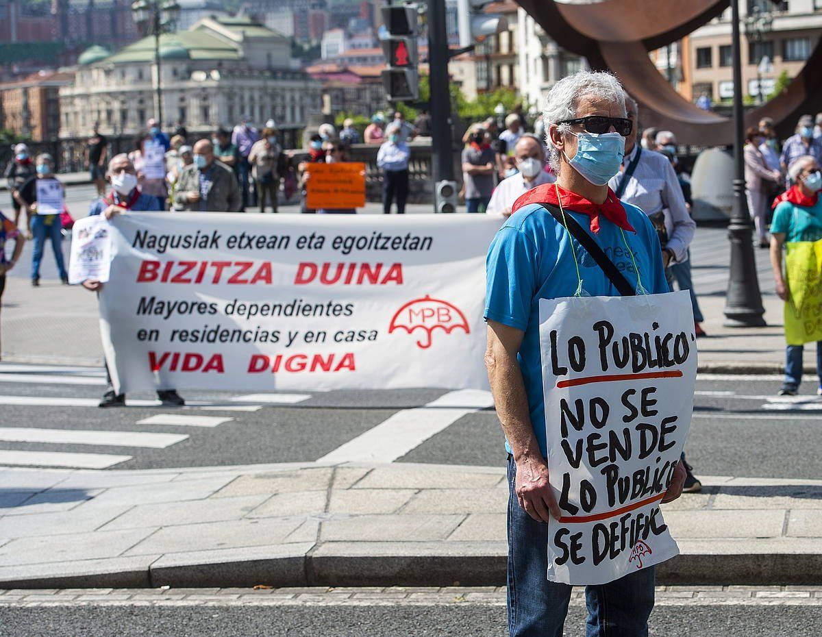 Astelehen honetan pentsiodunen mugimenduak Bilbon eginiko elkarretaratzea. LUIS JAUREGIALTZO