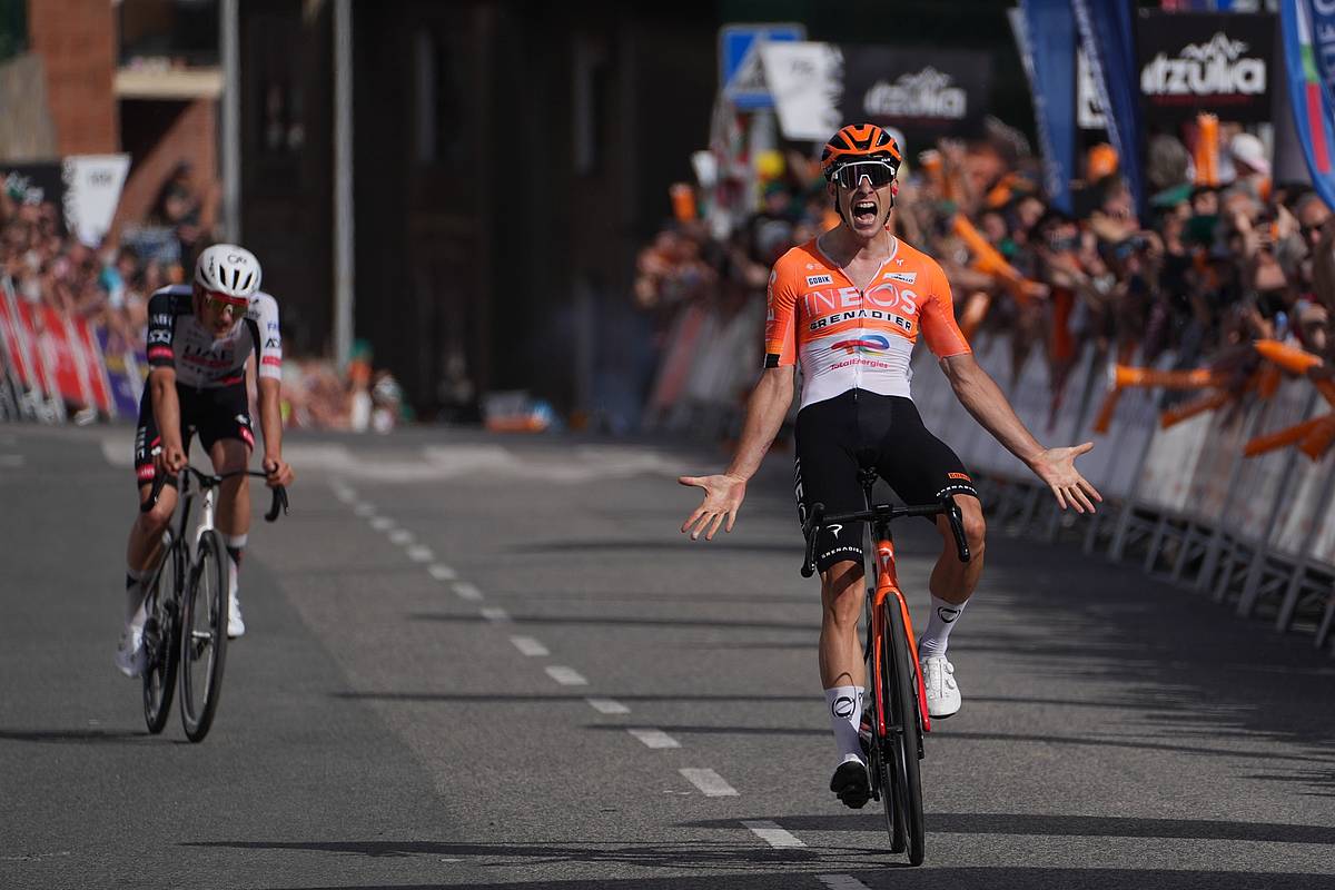 Axel Laurence etapa garaipena ospatzen, gaur; atzean, Igor Arrieta. ARITZ LOIOLA / FOKU