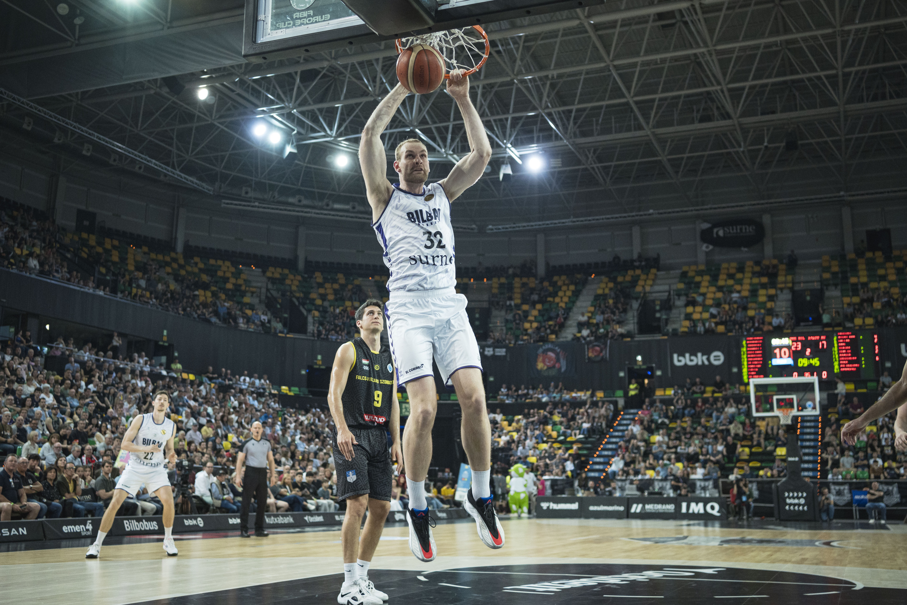 Hlinason Bilbo Basketeko jokalaria saskiratze bat egiten, finalerdietan. ARITZ LOIOLA / FOKU