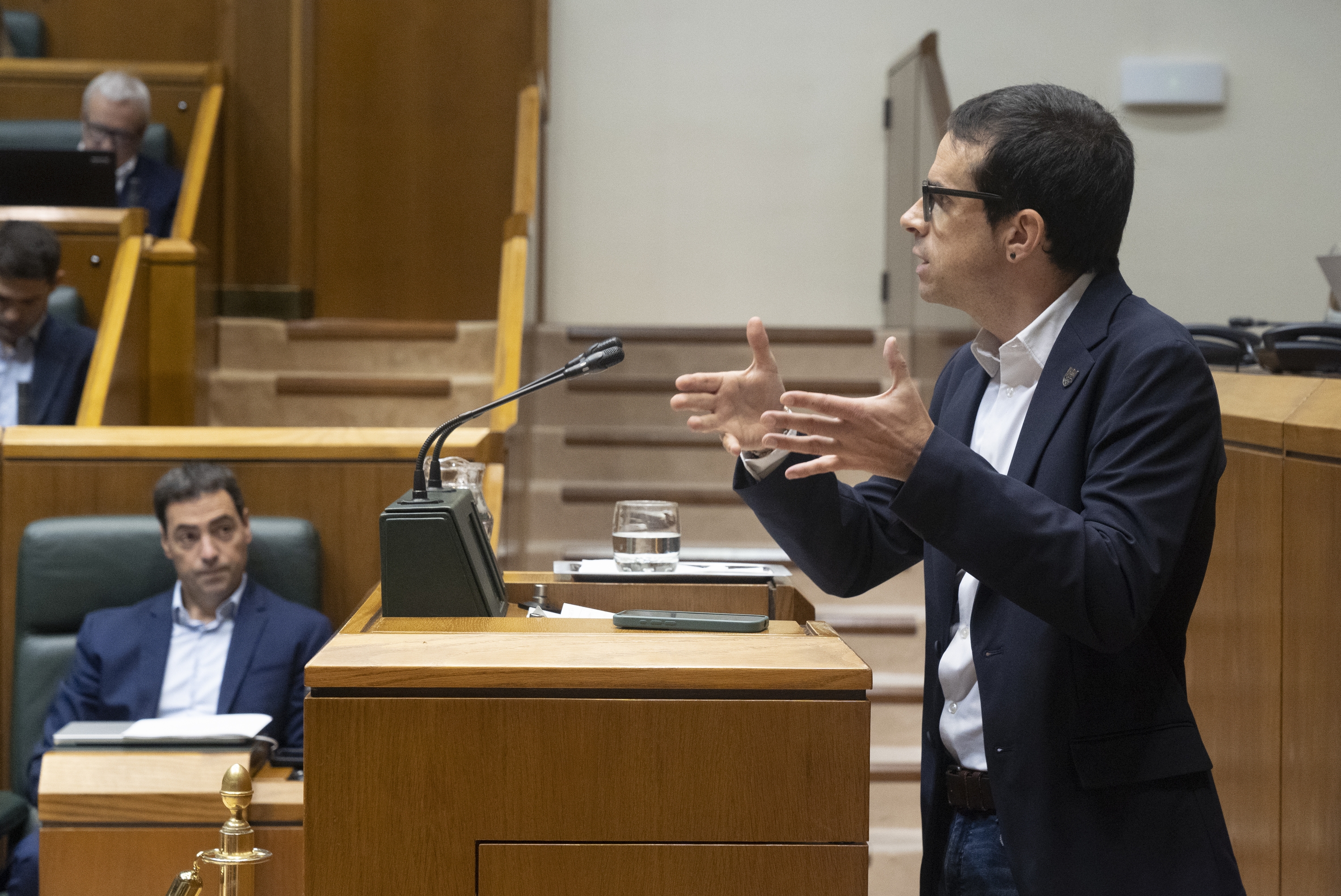 Pello Otxandiano hizketan, Eusko Legebiltzarrean, Imanol Pradales begira duela. RAUL BOGAJO / FOKU