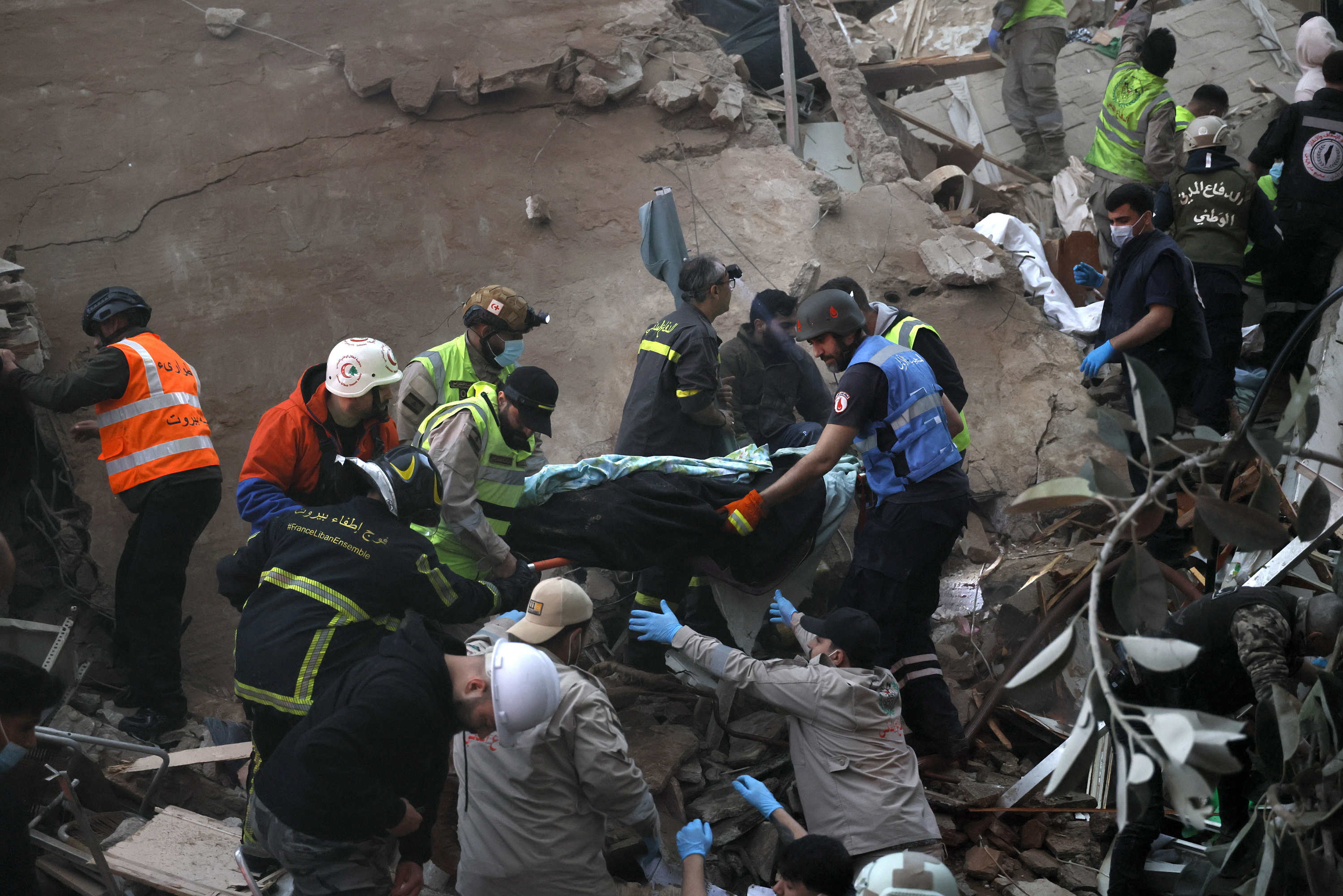 Erreskate taldeak atzo Beiruten, gorpu bat eramaten. WAEL HAMZEH / EFE