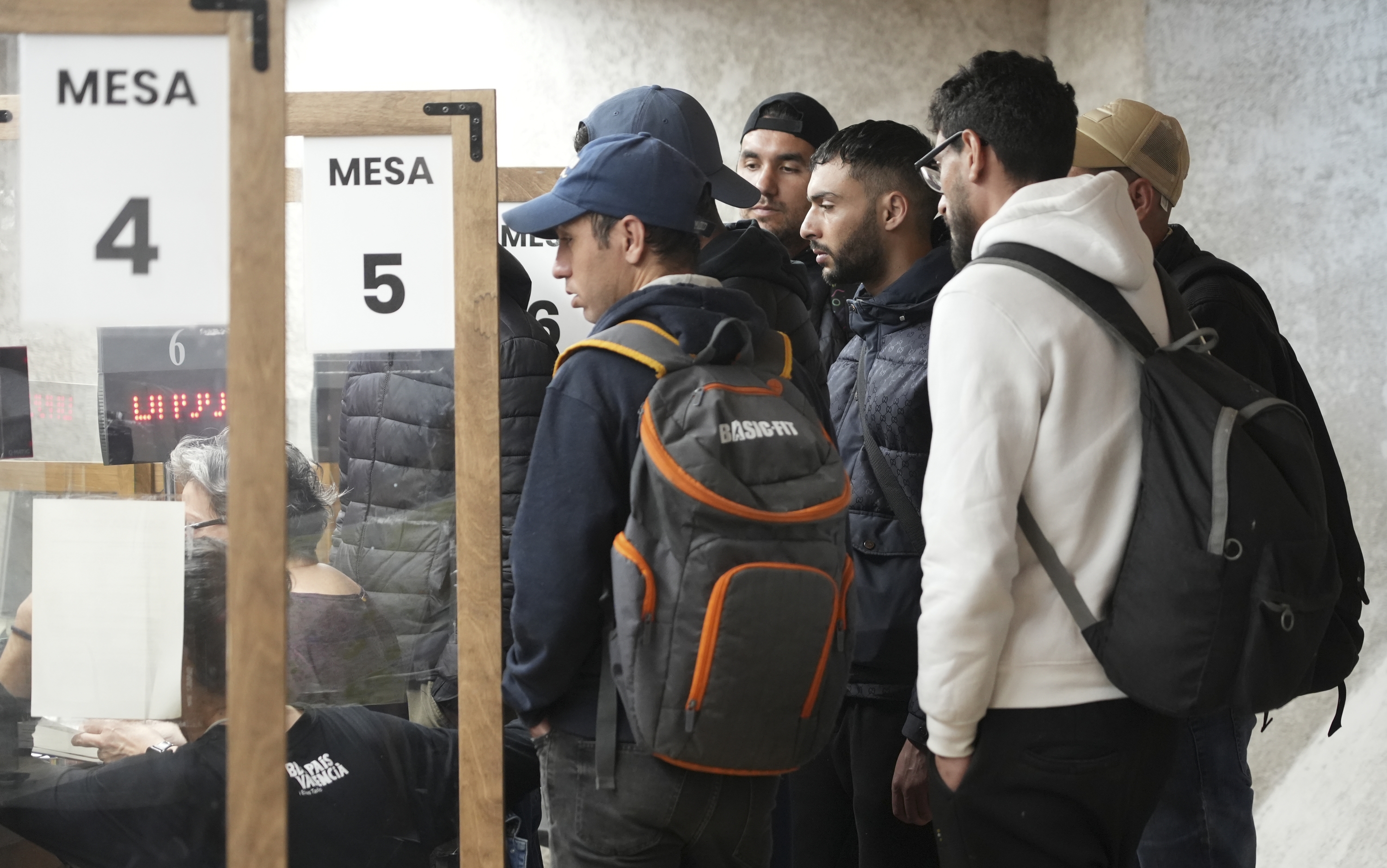 Salatu dute Iruñeko Udalak erroldatze soziala ukatzen diela migratzaile etxegabeei, «administrazio auzitegiaren sententziari ez ikusi eginez»