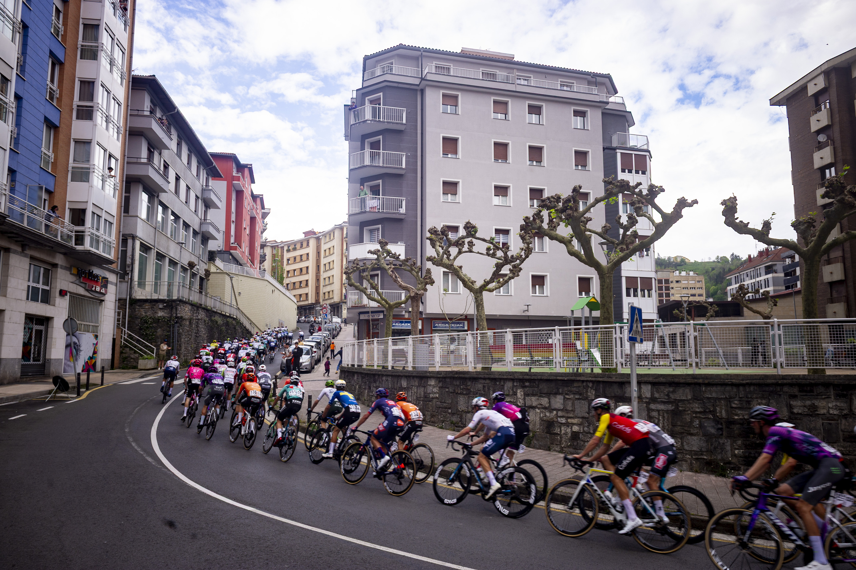 Txirrindulariak Eibartik igarotzen, iazko Itzulian. JAIZKI FONTANEDA / FOKU