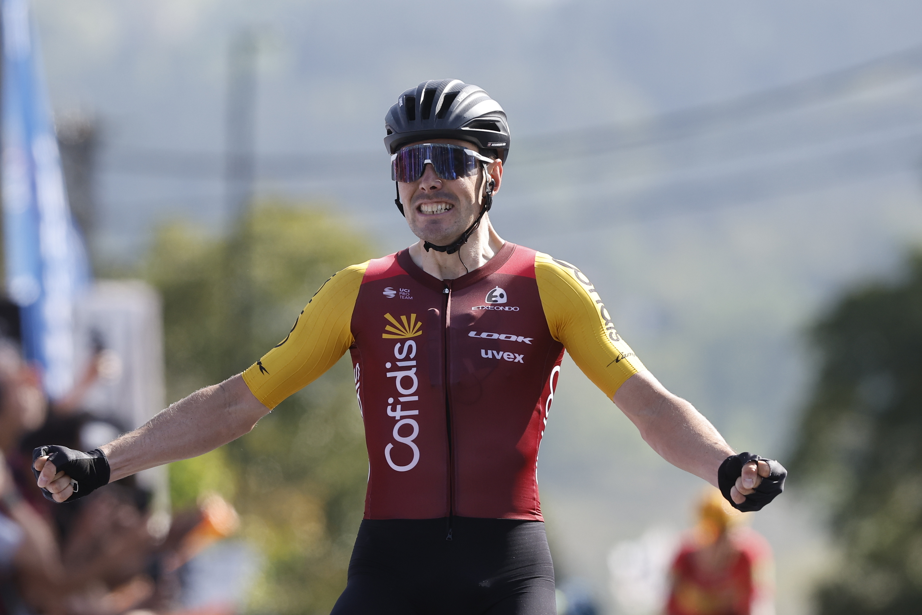 Alex Aranburu gaur Galdakaon lortu duen garaipena ospatzen. MIGUEL TOÑA / EFE