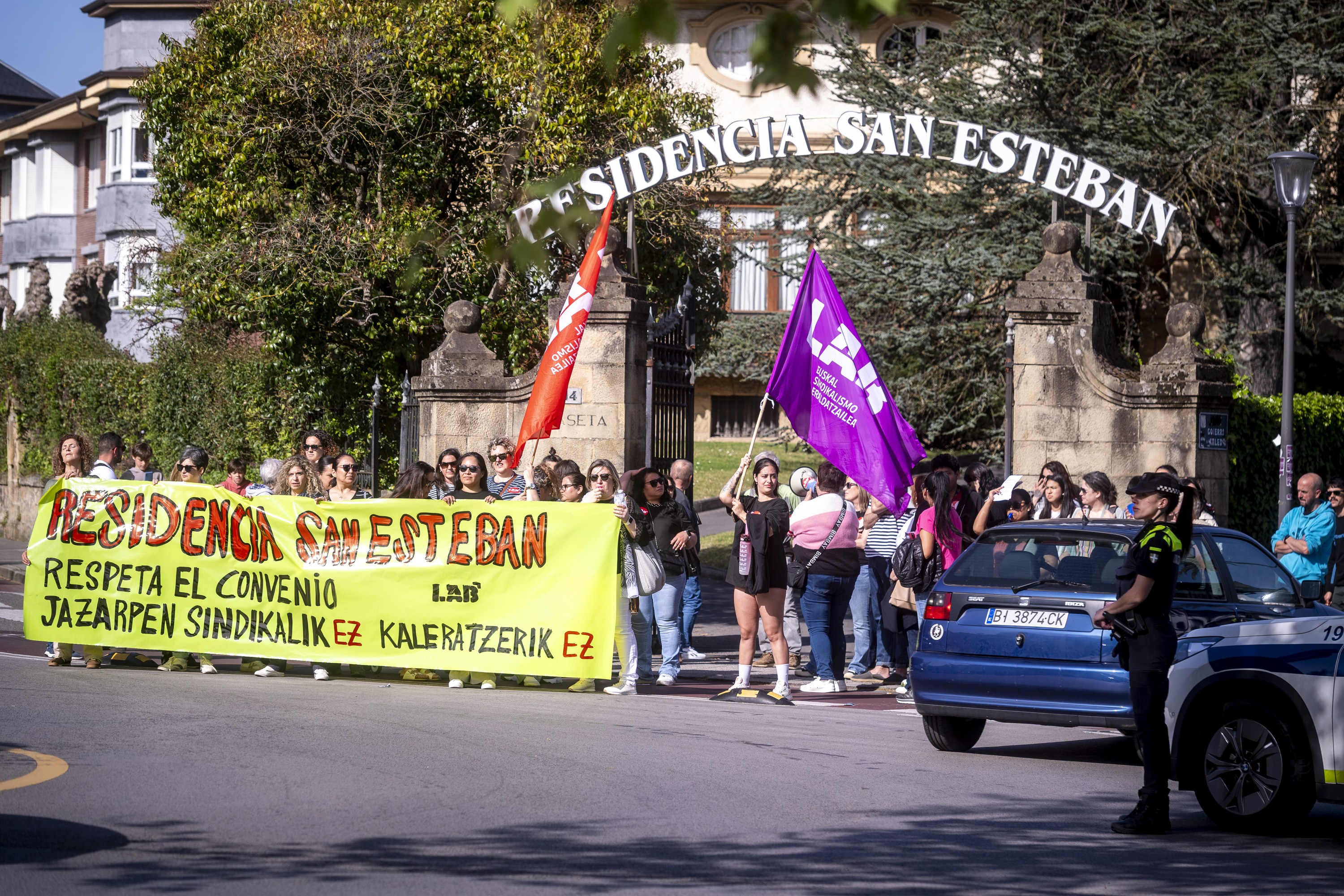 San Esteban zahar etxeko langileak gaur, egoitzaren aurrean. JAIZKI FONTANEDA / FOKU